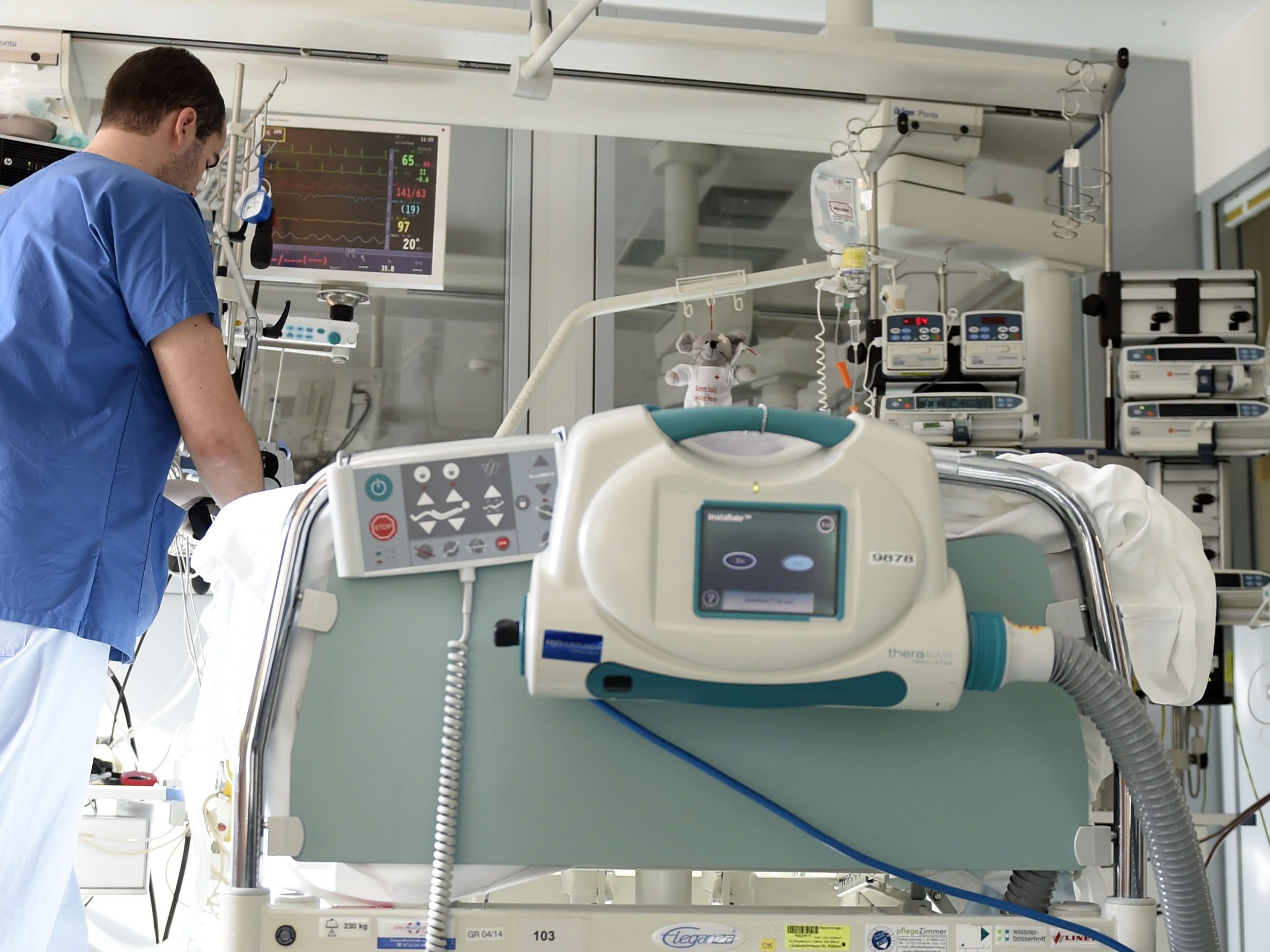 Die Frau erlag im Krankenhaus ihren schweren Verletzungen.