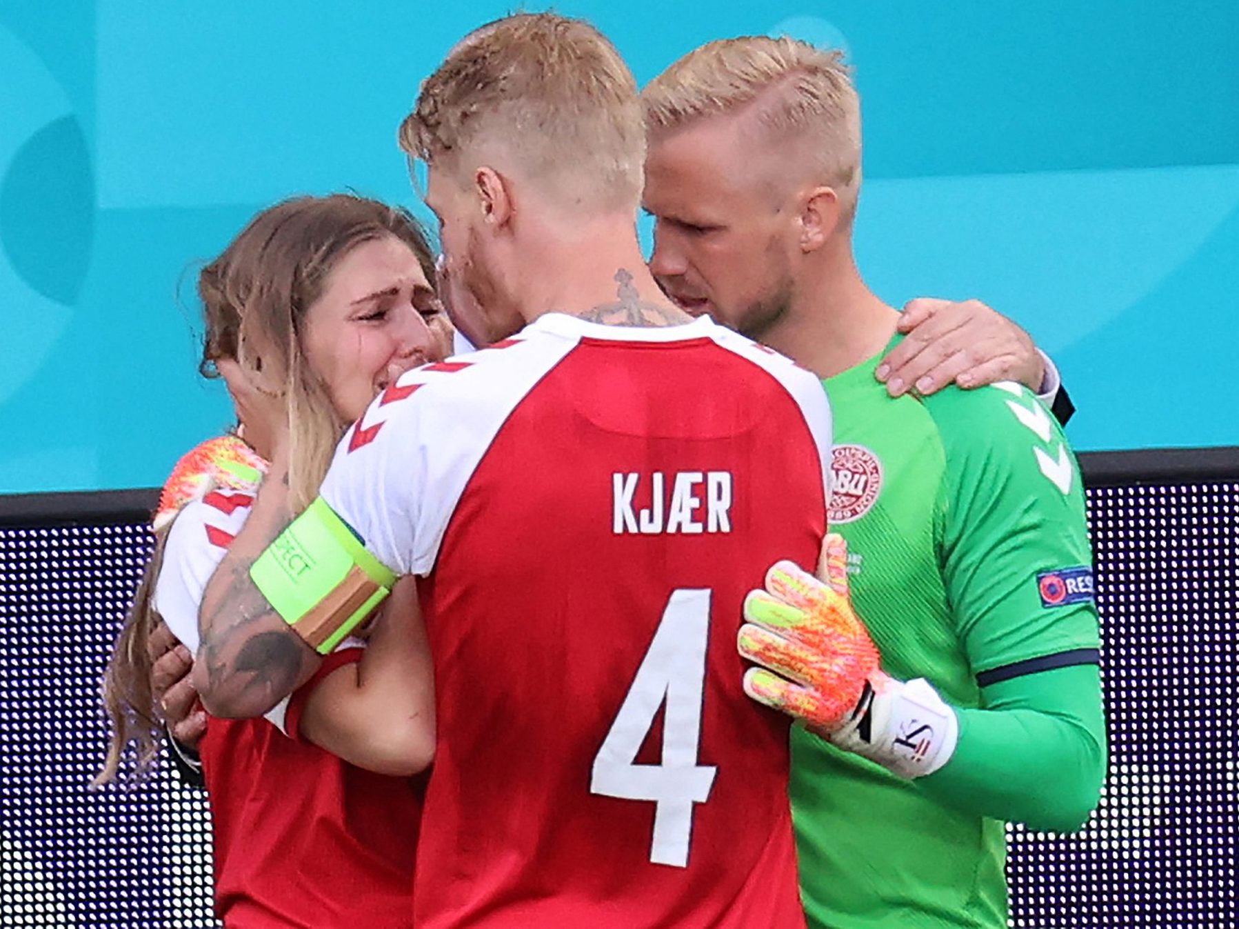 Dänemark-Kapitän Simon Kjaer wird als Held gefeiert: Er tröstete nicht nur die Freundin von Christian Eriksen, sondern setzte auch Erste Hilfe Maßnahmen. Dänemark-Kapitän Simon Kjaer wird als Held gefeiert: Er tröstete nicht nur die Freundin von Christian Eriksen, sondern setzte auch Erste Hilfe Maßnahmen.