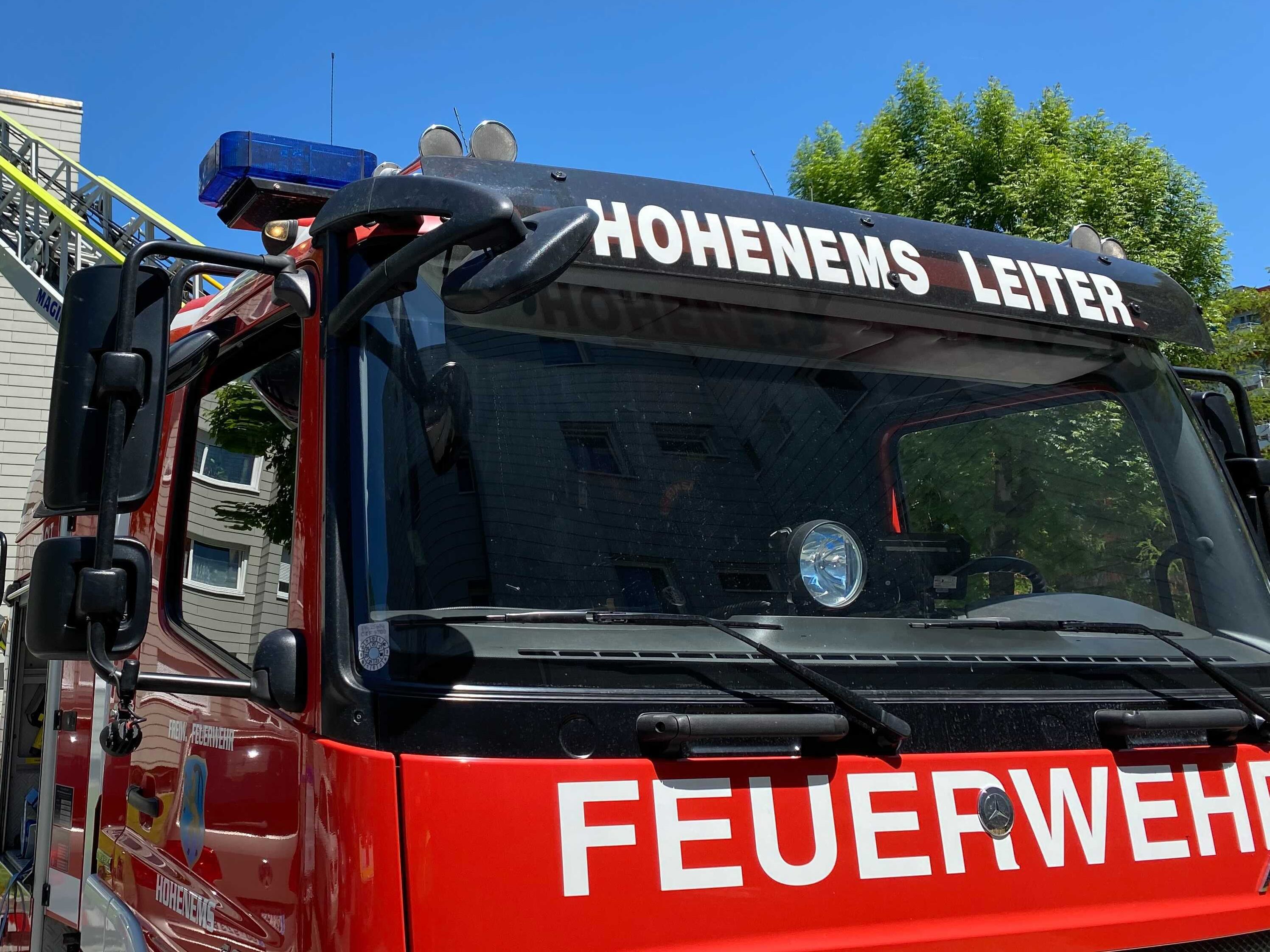 Die Feuerwehr Hohenems führte anschließend die Durchlüftung des Objekts durch und überprüfte das Kücheninventar auf evtl. noch vorhandene Glutnester.