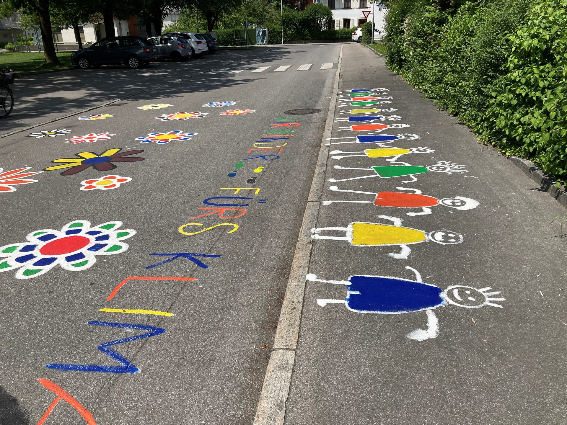 Die Volksschüler vom Hasenfeld bemalten die Straßen vor der Schule und machten so auf den öffentlichen Raum aufmerksam. Die Volksschüler vom Hasenfeld bemalten die Straßen vor der Schule und machten so auf den öffentlichen Raum aufmerksam.