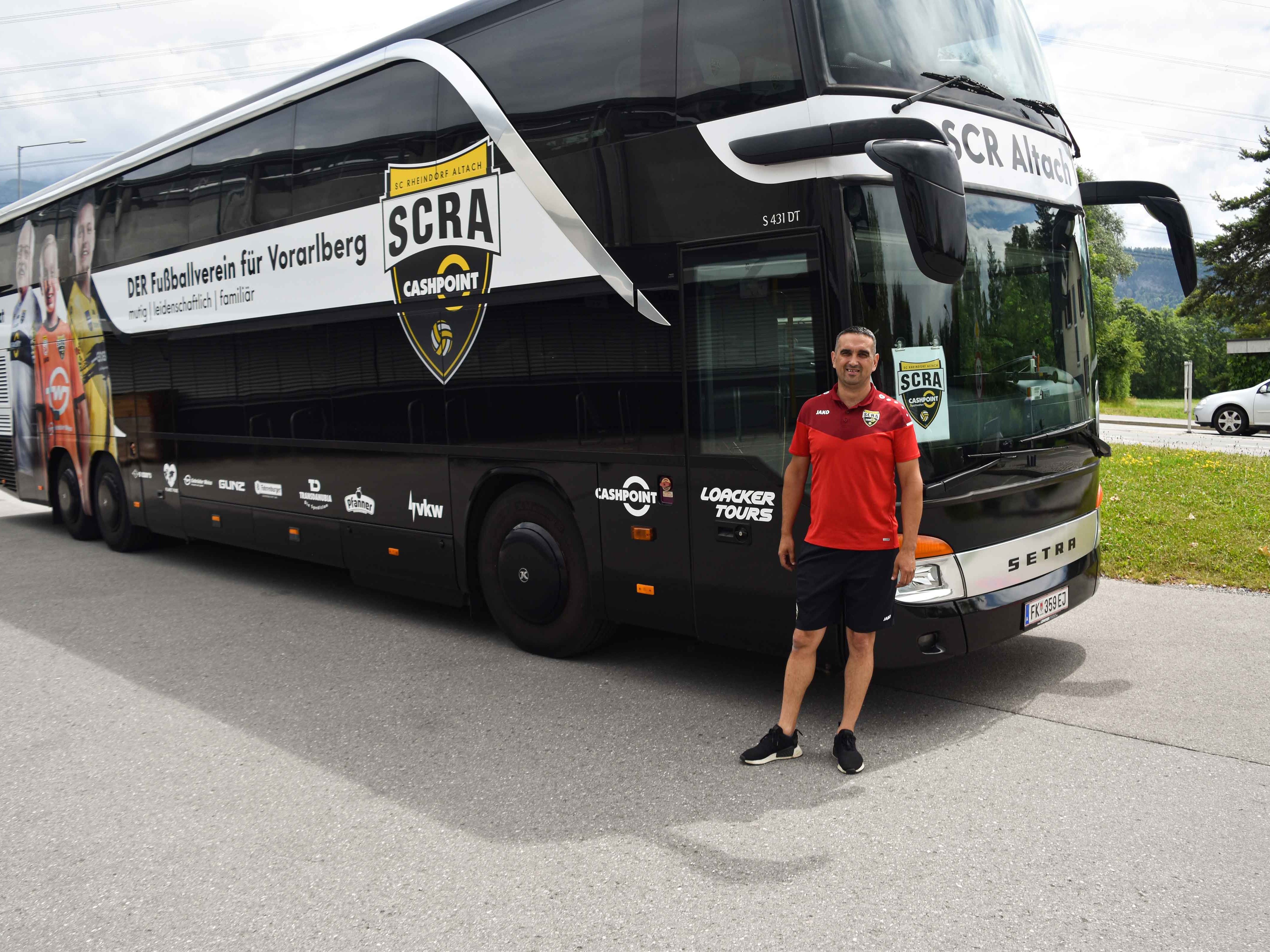 SCRA Busfahrer Safed durfte den offiziellen Mannschaftsbus entgegen nehmen