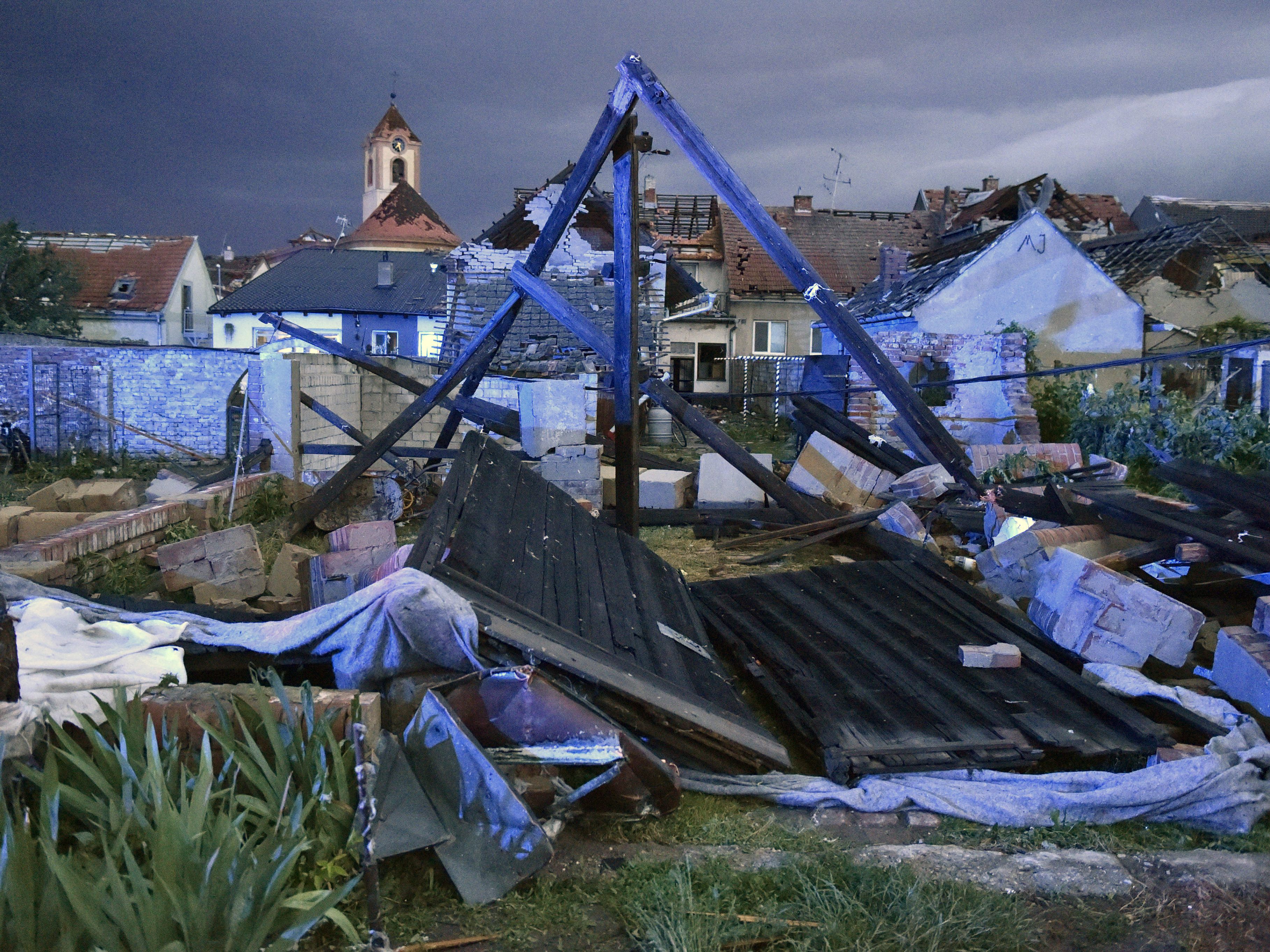 Bei einem Unwetter mit einem Tornado sind im Südosten Tschechiens am Donnerstag Menschen ums Leben gekommen und verletzt worden. Bei einem Unwetter mit einem Tornado sind im Südosten Tschechiens am Donnerstag Menschen ums Leben gekommen und verletzt worden.