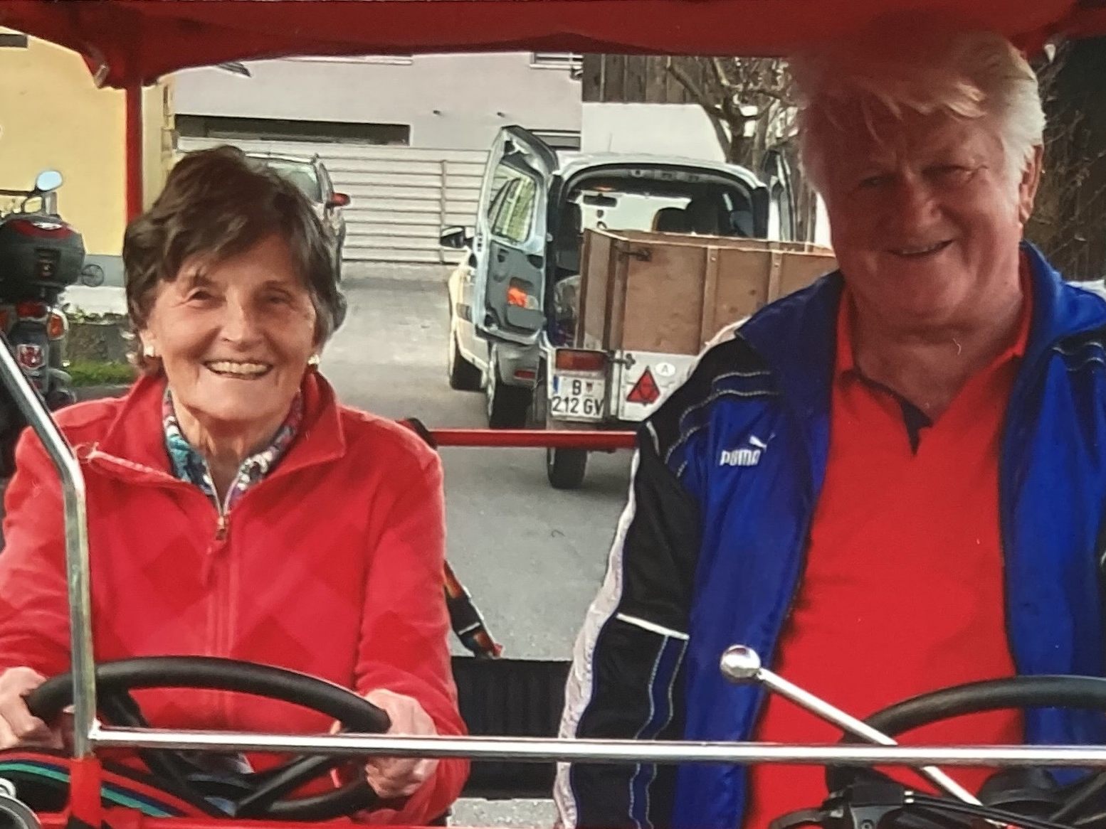 Mit ihrem Doppelrad sind die Jubilare mobil und gerne unterwegs. Mit ihrem Doppelrad sind die Jubilare mobil und gerne unterwegs.