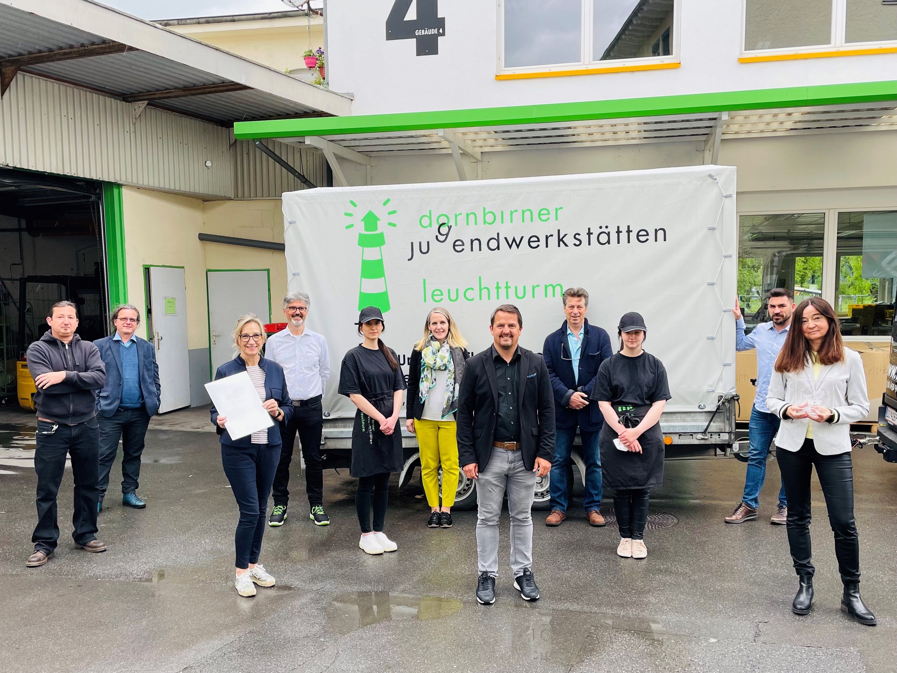 Foto, v.l.n.r.: Jürgen Willibald, Karlheinz Marent, Erna Maylandt, Elmar Luger, Jessica, Carolin Hoyer, Jürgen Kessler, Fritz Studer, Janine Kaufmann, Ingo Schrank, Dr. Alexandra Kopf-Luger Foto, v.l.n.r.: Jürgen Willibald, Karlheinz Marent, Erna Maylandt, Elmar Luger, Jessica, Carolin Hoyer, Jürgen Kessler, Fritz Studer, Janine Kaufmann, Ingo Schrank, Dr. Alexandra Kopf-Luger
