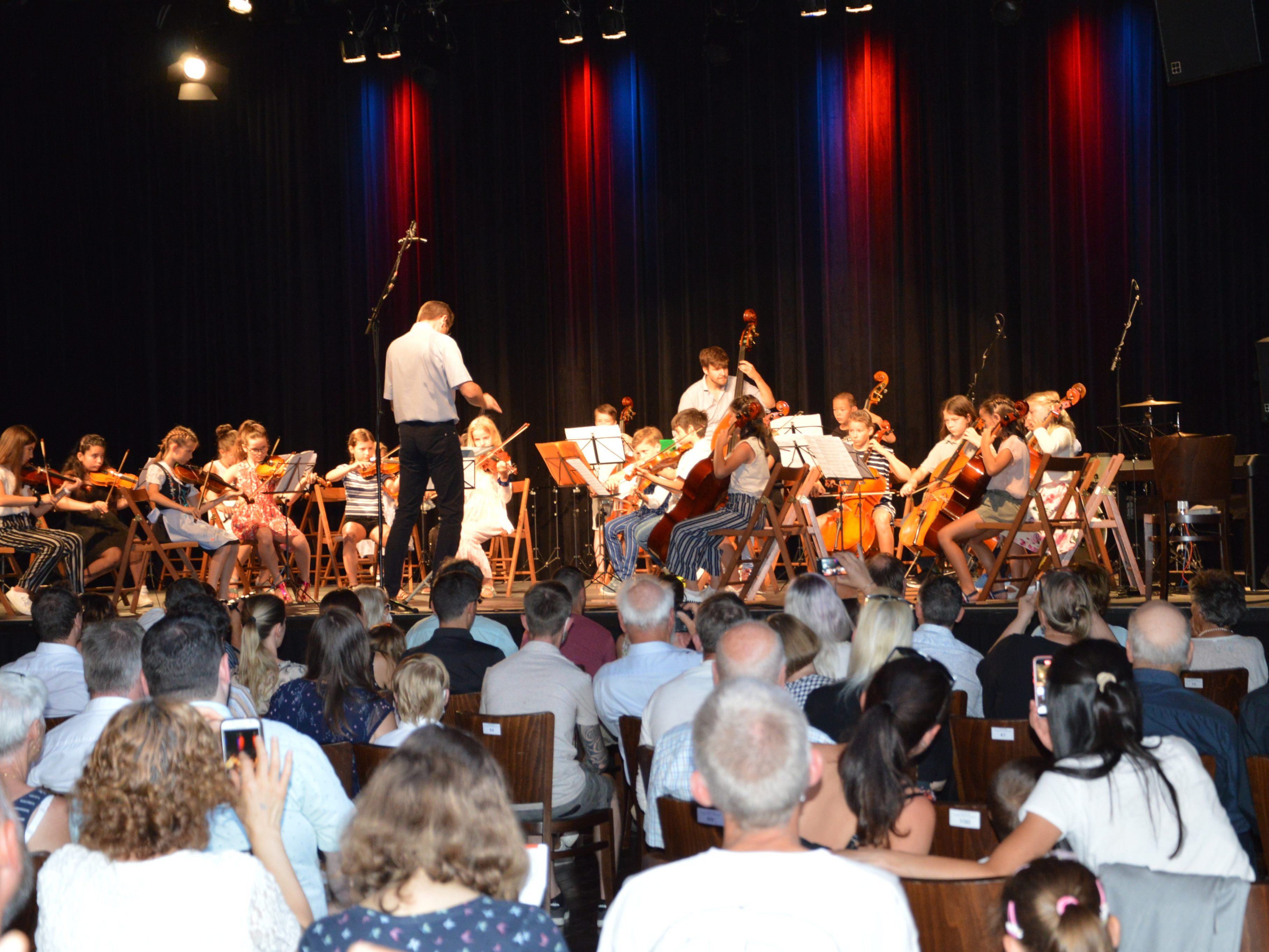 Das Kinderorchester unter der Leitung von Markus Ellensohn eröffnete die Matinée im Freudenhaus Das Kinderorchester unter der Leitung von Markus Ellensohn eröffnete die Matinée im Freudenhaus