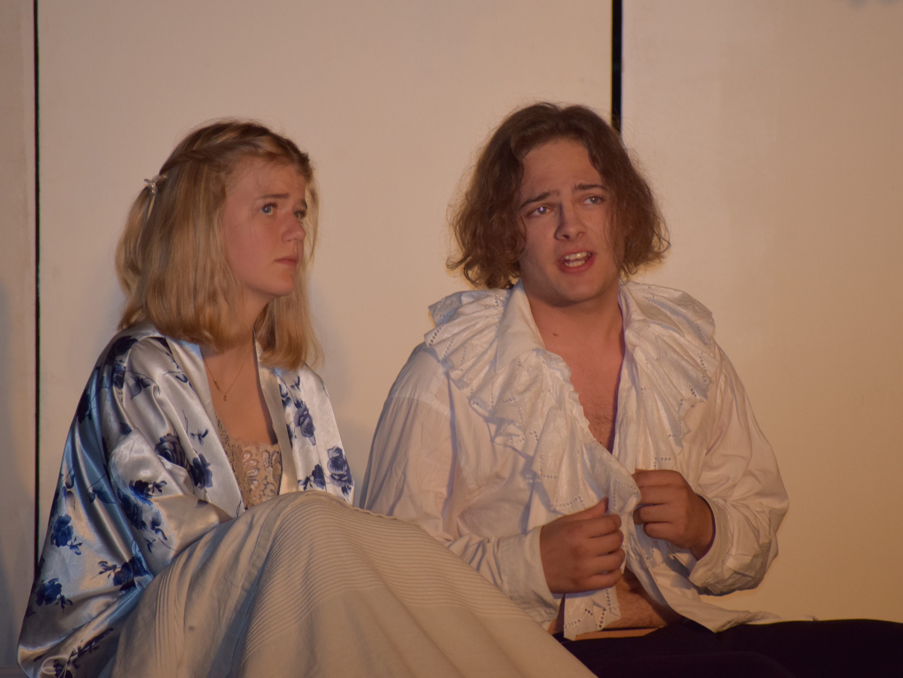 Romeo und Julia (Elias von der Thannen und Nina Moosbrugger) geraten zwischen die Mühlsteine verfeindeter Familien.
