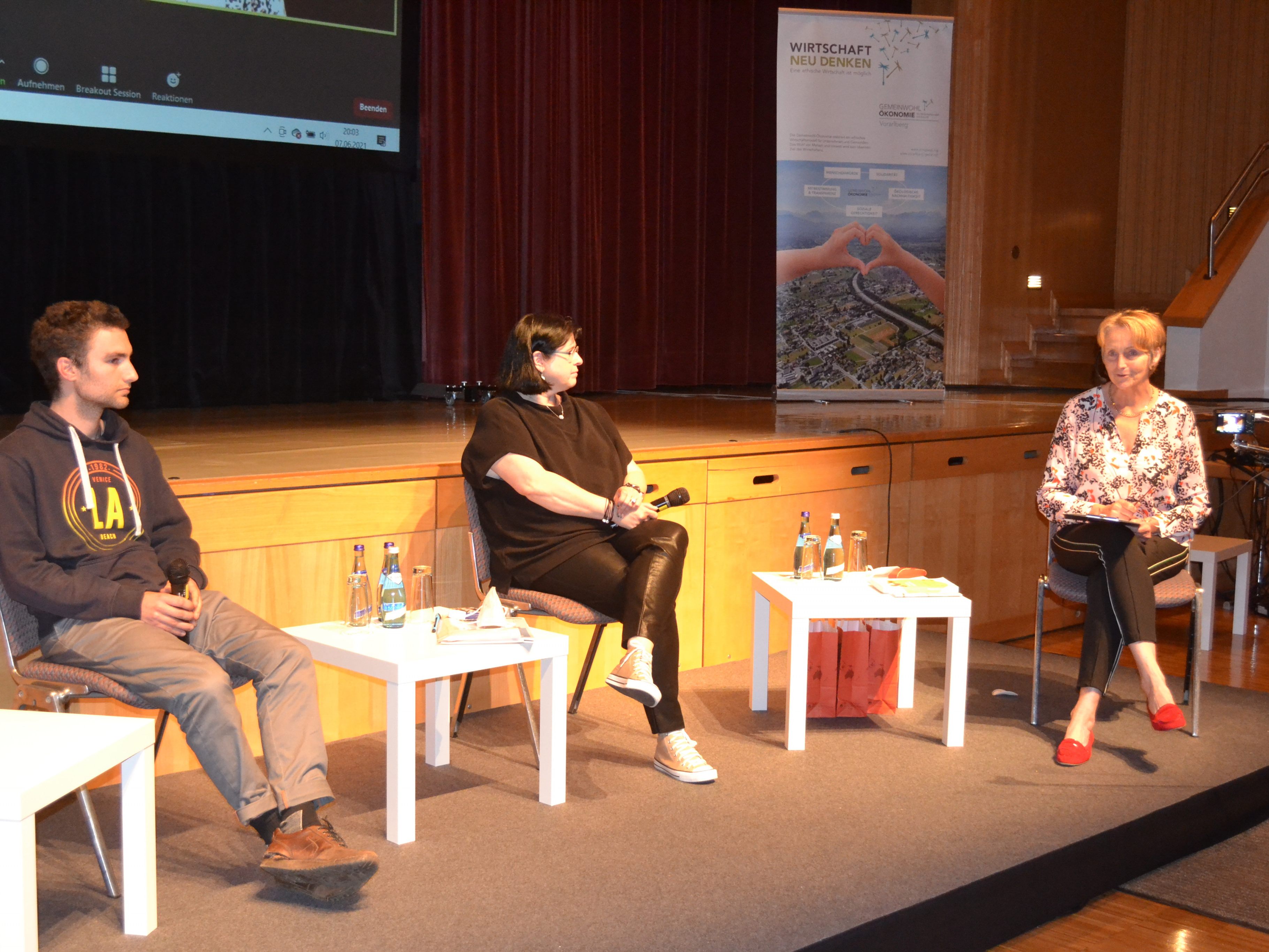 Im Anschluss an den Filmabend gab es Gelegenheit zum Austausch. Am Podium: Anke Burtscher (virtuell), Johannes Hartmann, Dunja Thaler und Ulrike Amann. Im Anschluss an den Filmabend gab es Gelegenheit zum Austausch. Am Podium: Anke Burtscher (virtuell), Johannes Hartmann, Dunja Thaler und Ulrike Amann.