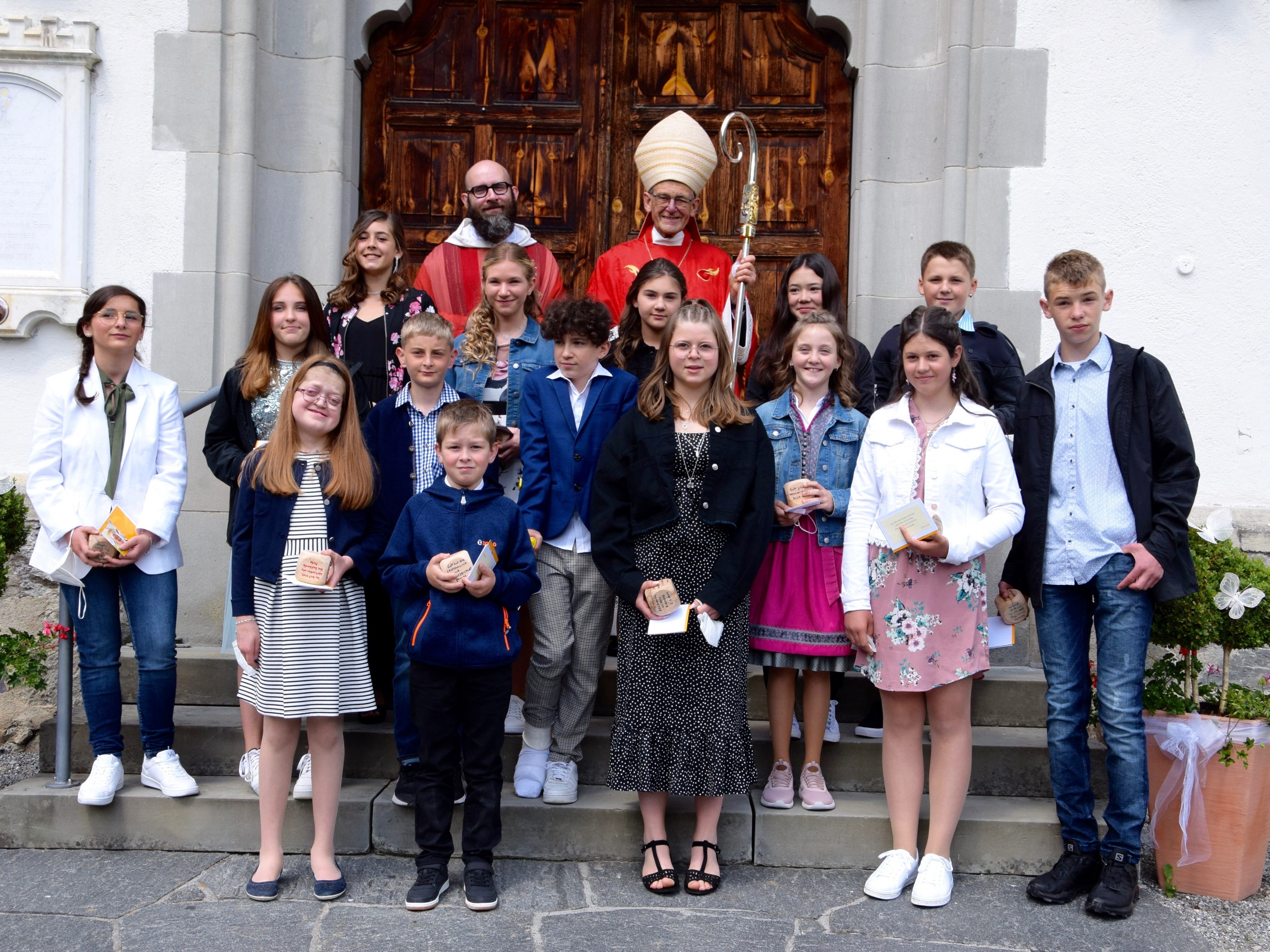 15 Silbertaler Kindern spendete Bischof Elmar Fischer das Sakrament der Firmung. Kaplan Dariusz Radziechowski war für die liturgische Festvorbereitung zuständig. 15 Silbertaler Kindern spendete Bischof Elmar Fischer das Sakrament der Firmung. Kaplan Dariusz Radziechowski war für die liturgische Festvorbereitung zuständig.