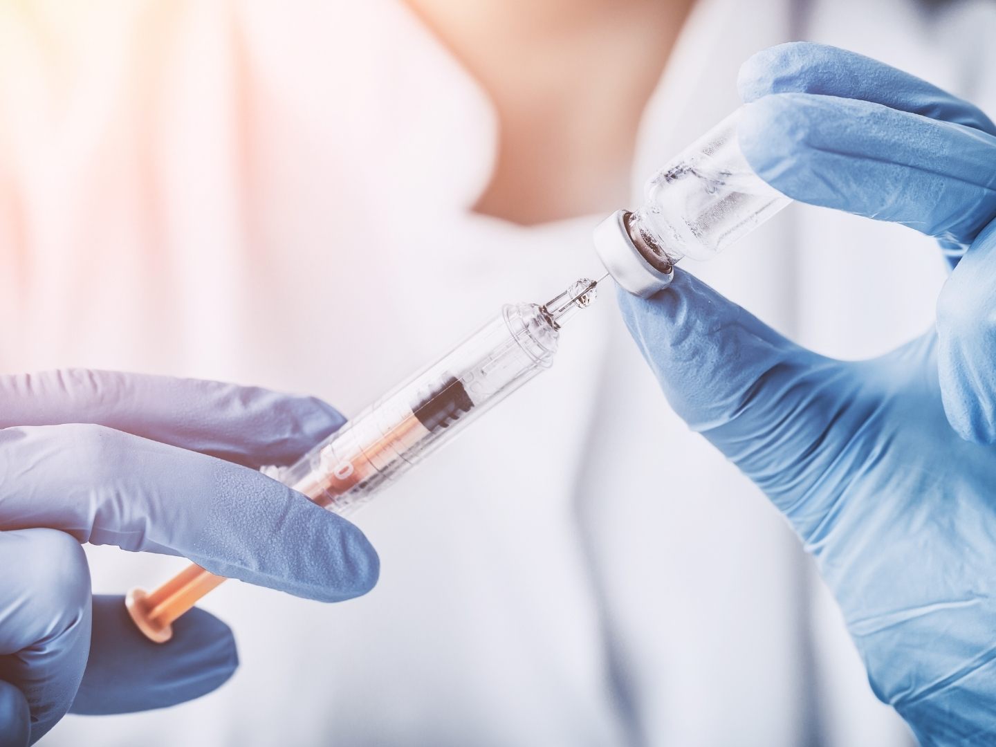 Für die Studie untersuchten die Forscher 20 Blutproben von 15 Menschen, die jeweils zwei Dosen des Impfstoffes von Biontech/Pfizer erhalten hatten, und testeten die Reaktion auf die verschiedenen Corona-Varianten.
