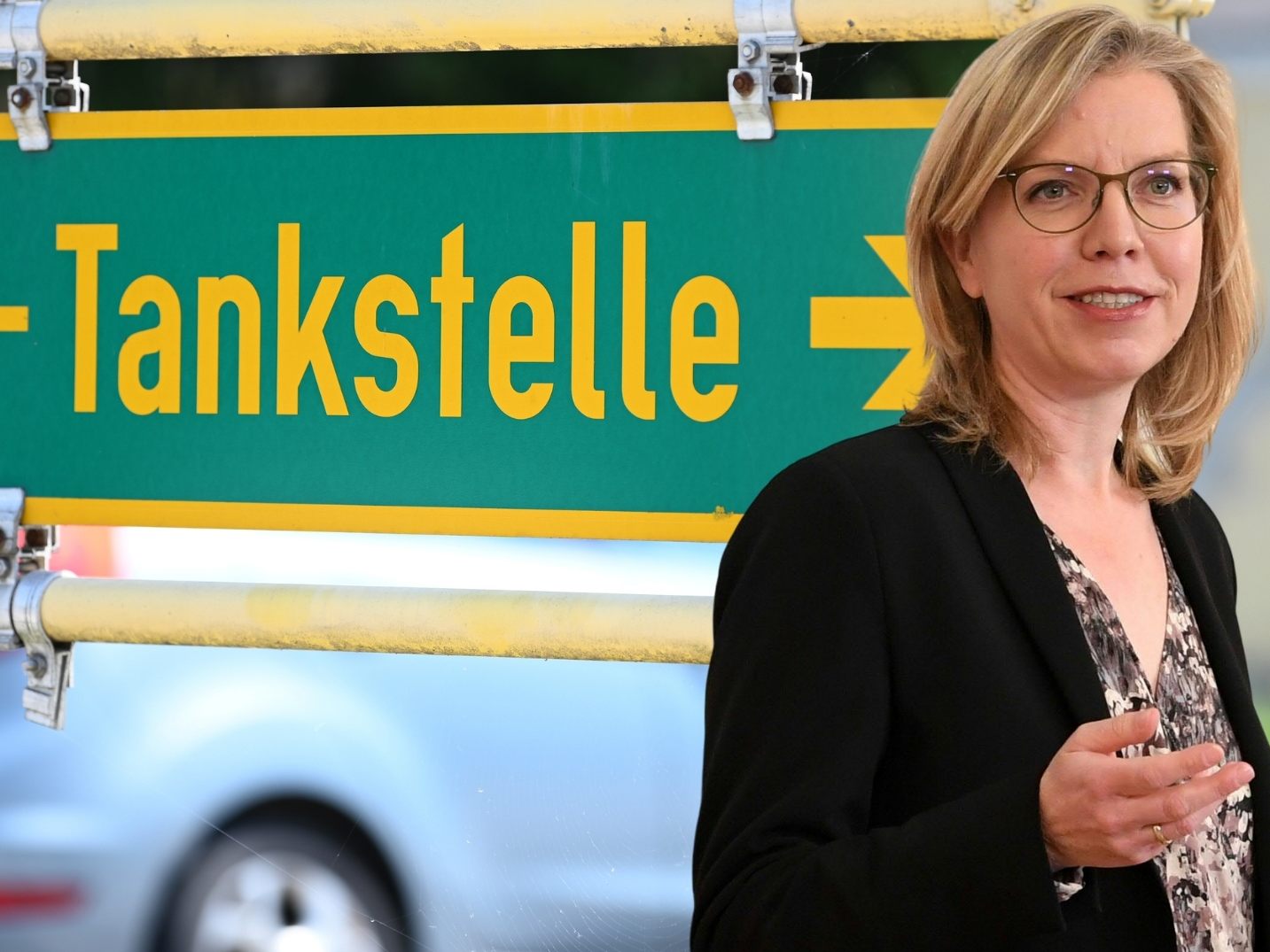 Mit dem zusätzlichen Geld sollten "alle, die ein E-Auto kaufen wollen, auch eine Förderung bekommen", so Gewessler. Mit dem zusätzlichen Geld sollten "alle, die ein E-Auto kaufen wollen, auch eine Förderung bekommen", so Gewessler.