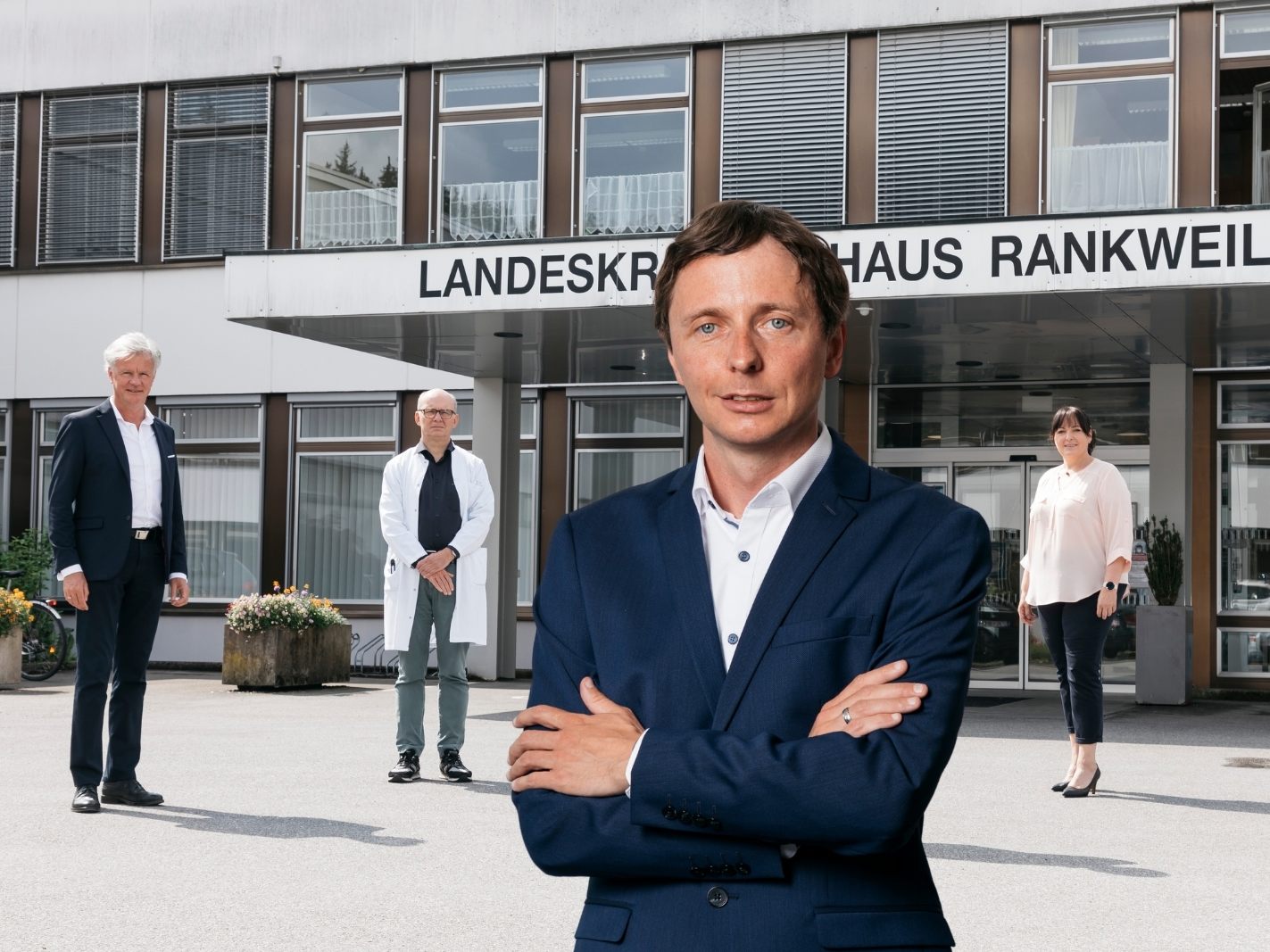 v.l.: Dir. Dr. Gerald Fleisch (KHBG), Prim. Dr. Jan Di Pauli (Chefarzt LKHR), Mag. (FH) Michael Saxenhammer (Verwaltungsdirektor LKHR), Elke Kovatsch, MSc MBA (Pflegedirektorin LKHR) und Dir. Prim. Dr. Peter Fraunberger (KHBG). v.l.: Dir. Dr. Gerald Fleisch (KHBG), Prim. Dr. Jan Di Pauli (Chefarzt LKHR), Mag. (FH) Michael Saxenhammer (Verwaltungsdirektor LKHR), Elke Kovatsch, MSc MBA (Pflegedirektorin LKHR) und Dir. Prim. Dr. Peter Fraunberger (KHBG).