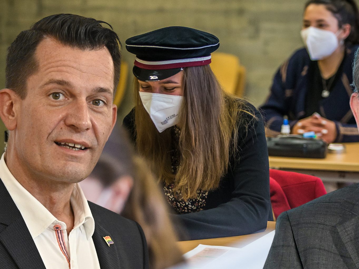 Am Sitzplatz darf die Maske wieder bei allen Schülern unten bleiben. Am Sitzplatz darf die Maske wieder bei allen Schülern unten bleiben.