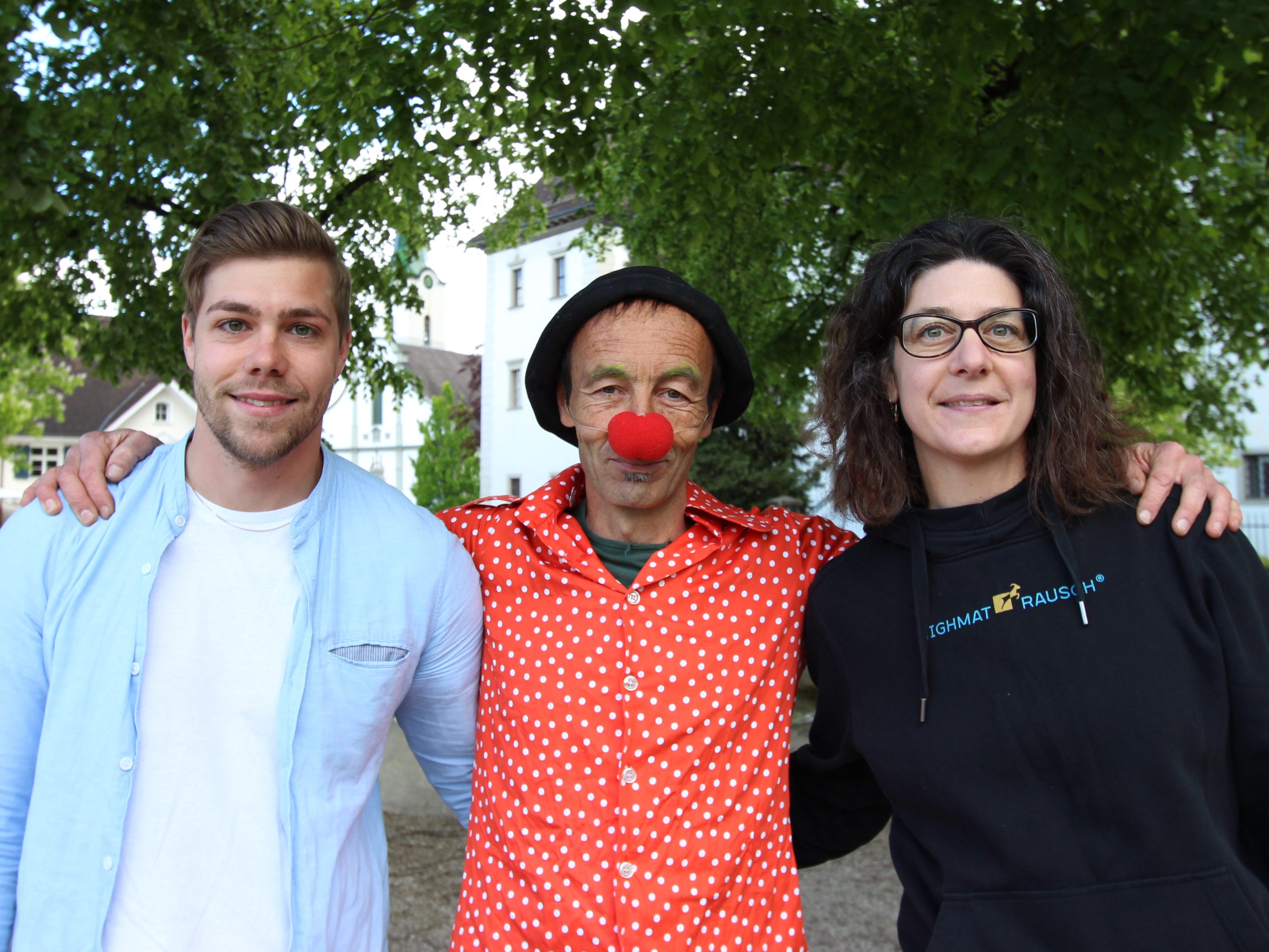 Die Fördernehmer Brigitte Hardt von Highmatrausch und Simon Bolter von PizzaFinito gemeinsam mit Clown Polo, der die Bewohner der Seniorenheime bestens unterhalten hat. Die Fördernehmer Brigitte Hardt von Highmatrausch und Simon Bolter von PizzaFinito gemeinsam mit Clown Polo, der die Bewohner der Seniorenheime bestens unterhalten hat.