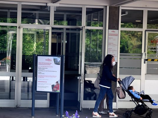 Die unhandlichen Flügektüren beim Haupteingang des Rathauses gehören bald der Vergangenheit an. Die unhandlichen Flügektüren beim Haupteingang des Rathauses gehören bald der Vergangenheit an.