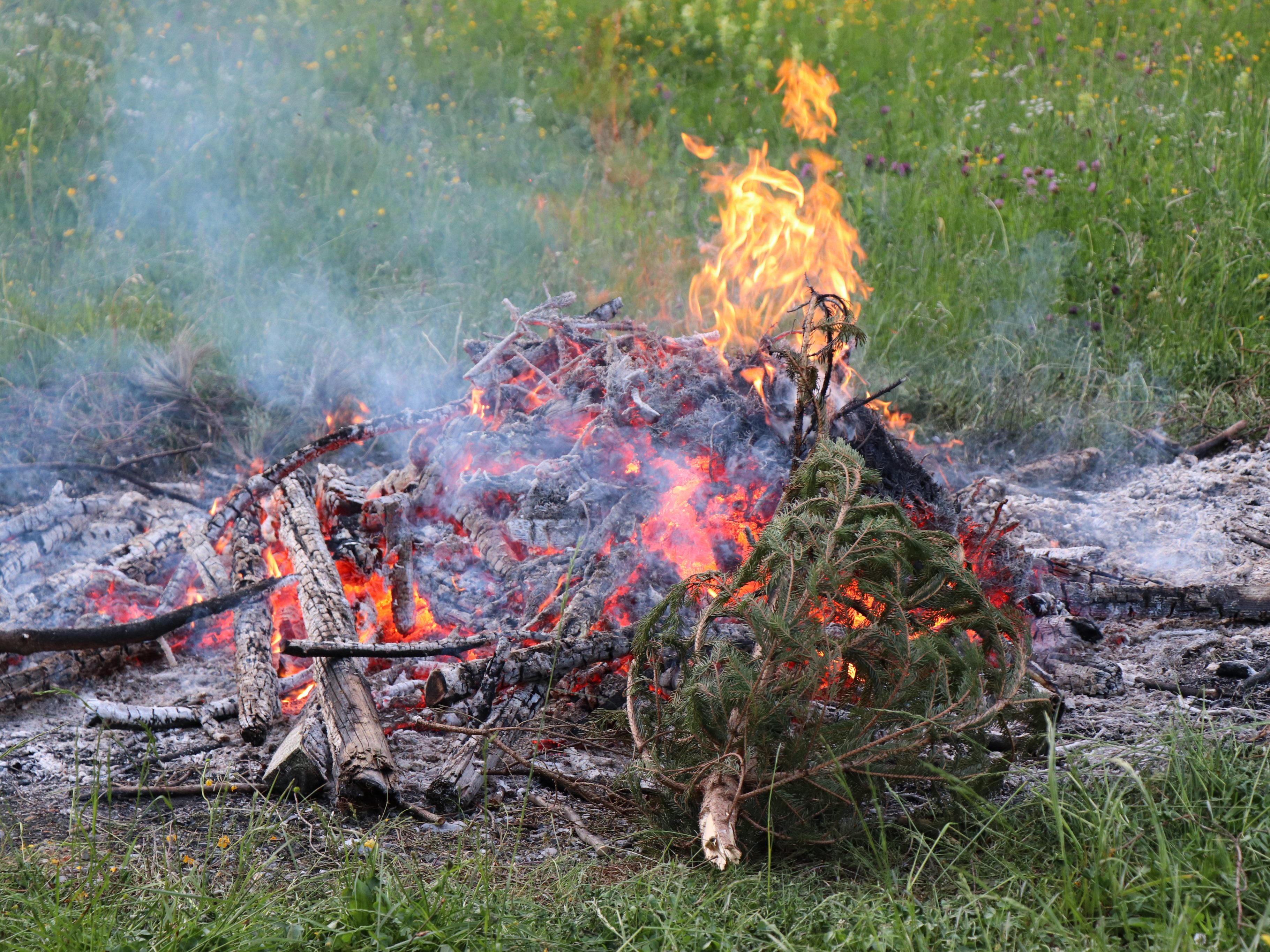 Johannesfeuer zu Ehren des Kirchenpatrons