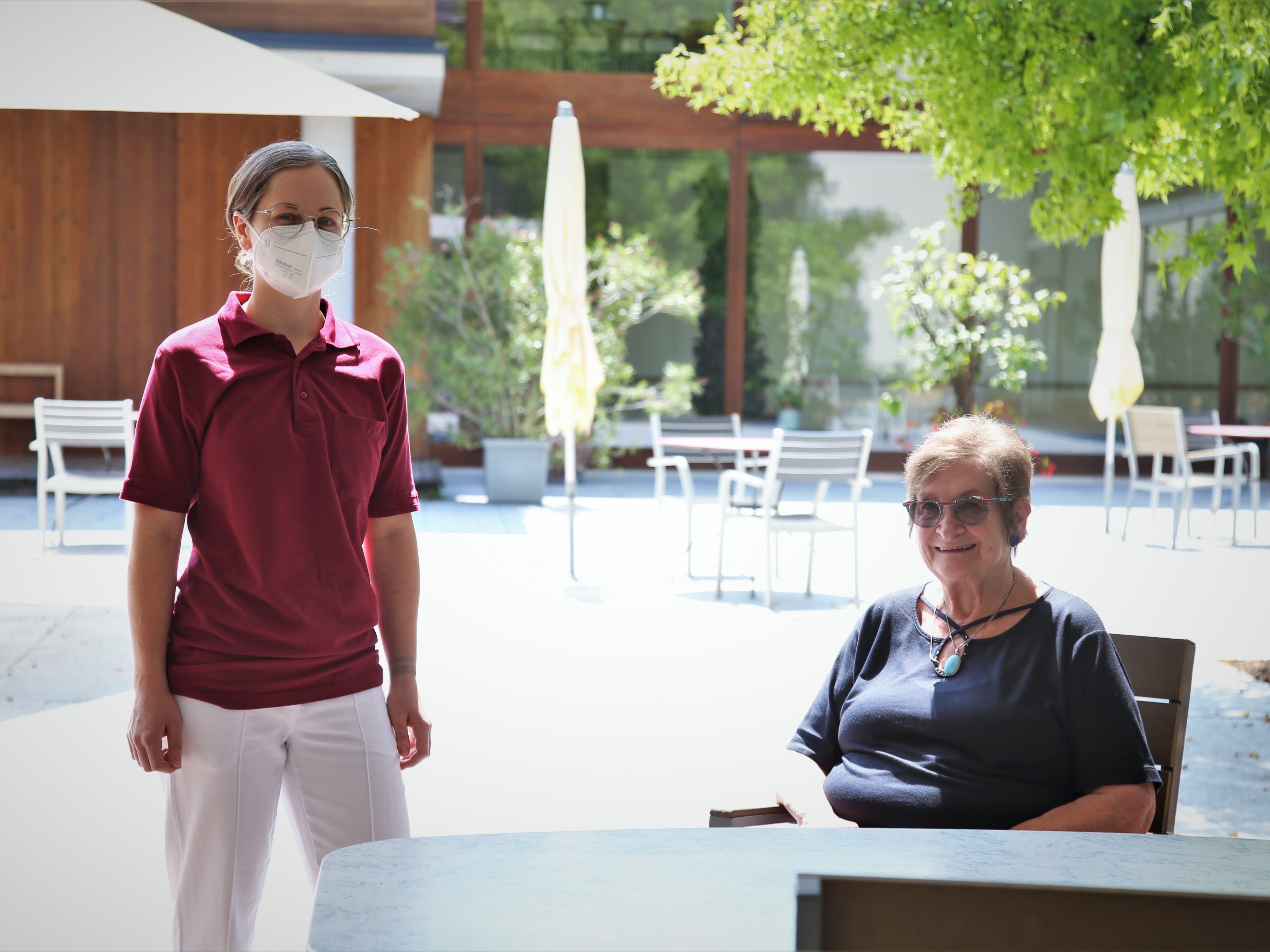 Bewohnerin Heidi Türtscher (r.) beschreibt das Haus Nofels wie eine kleine Familie. Bewohnerin Heidi Türtscher (r.) beschreibt das Haus Nofels wie eine kleine Familie.