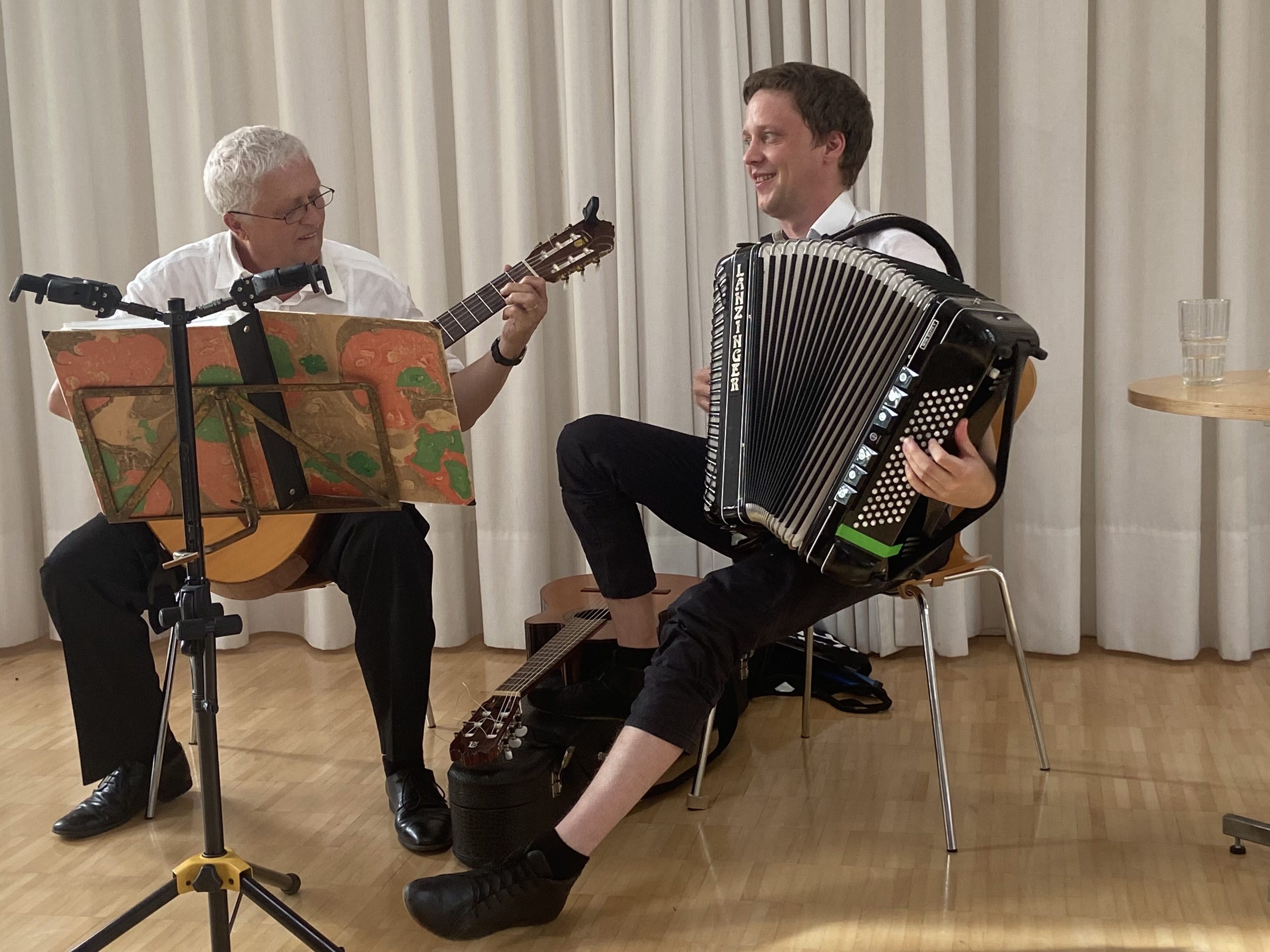 Albert und Philpp Lingg begeisterten mit Bregenzerwälder Musik, Charme und Schmäh. Albert und Philpp Lingg begeisterten mit Bregenzerwälder Musik, Charme und Schmäh.