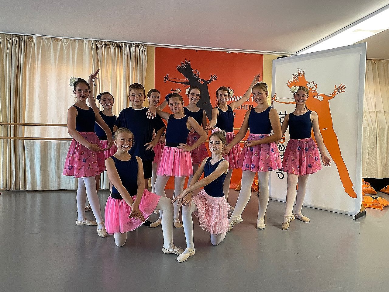 Die Schülerinnen und Schüler der Dance Art School können ihren großen Auftritt zum 25. Jubiläum kaum erwarten. Die Schülerinnen und Schüler der Dance Art School können ihren großen Auftritt zum 25. Jubiläum kaum erwarten.