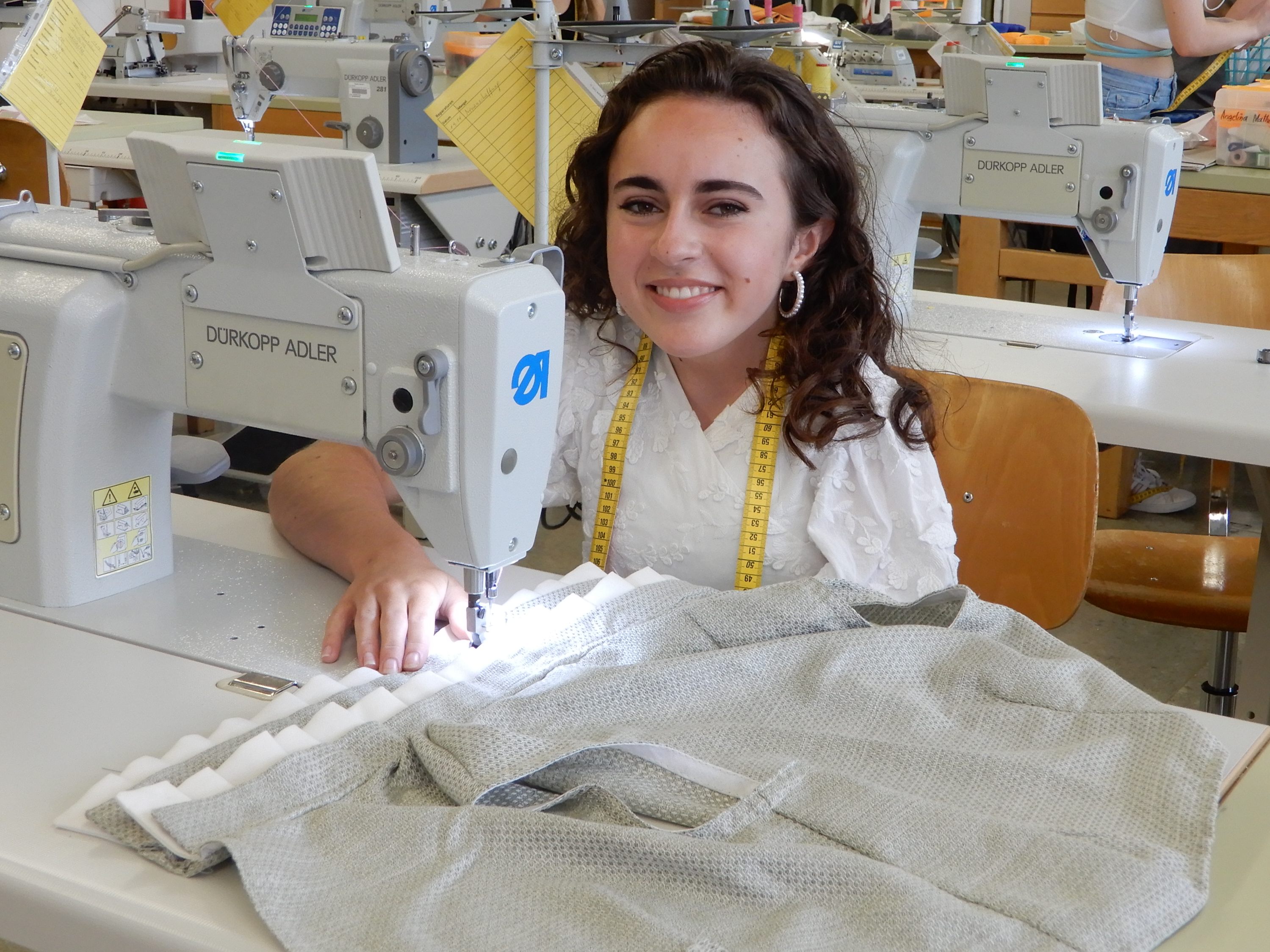 Mit Bravour hat Julia sich den schulischen Herausforderungen gestellt und ist nun bereit in der Modebranche durchzustarten. Mit Bravour hat Julia sich den schulischen Herausforderungen gestellt und ist nun bereit in der Modebranche durchzustarten.