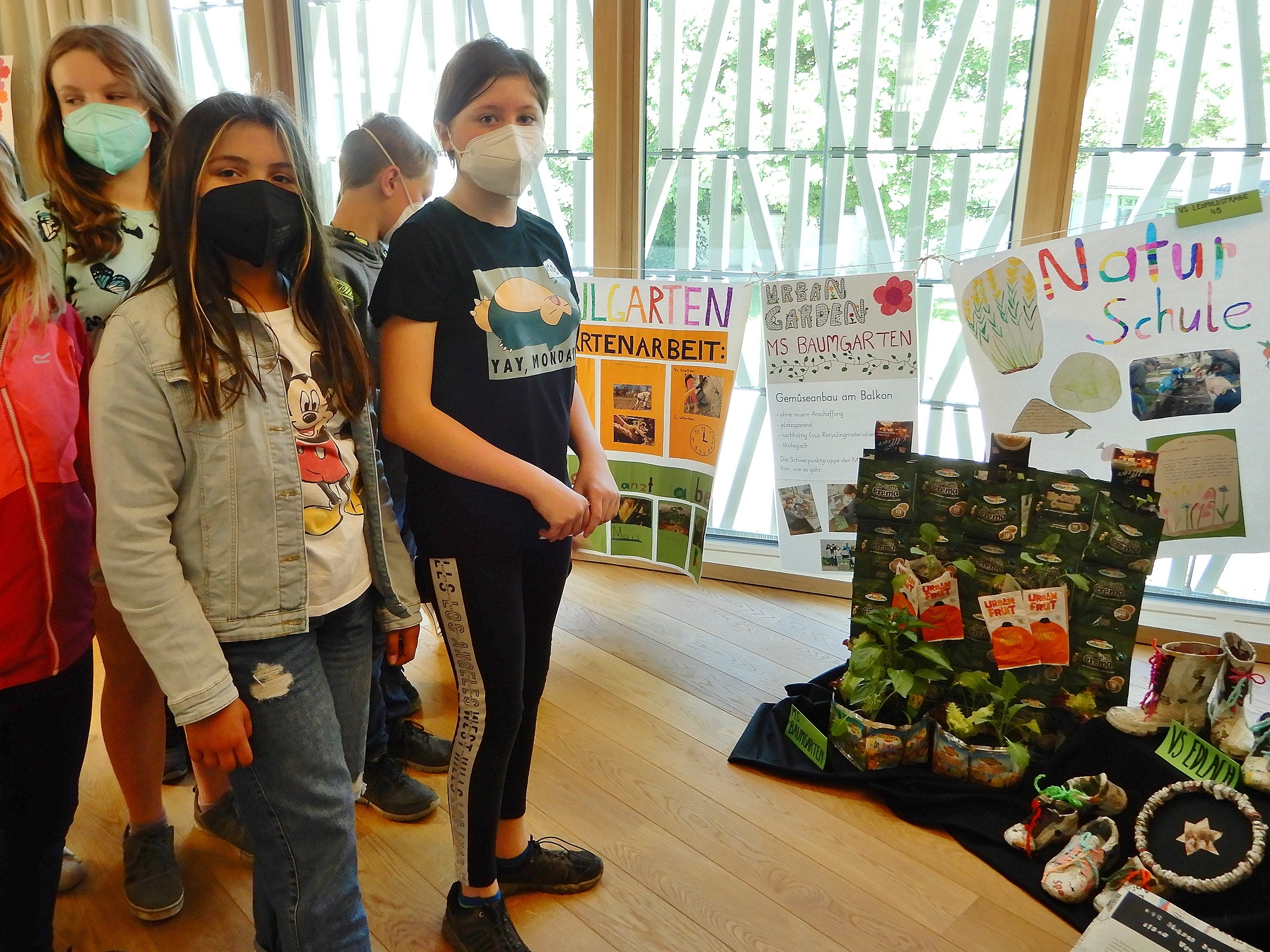 Zahlreiche Schulklassen besuchten bereits die Ausstellungen, um ihre eigenen und Umweltprojekte anderer Schulen zu bewundern. Zahlreiche Schulklassen besuchten bereits die Ausstellungen, um ihre eigenen und Umweltprojekte anderer Schulen zu bewundern.