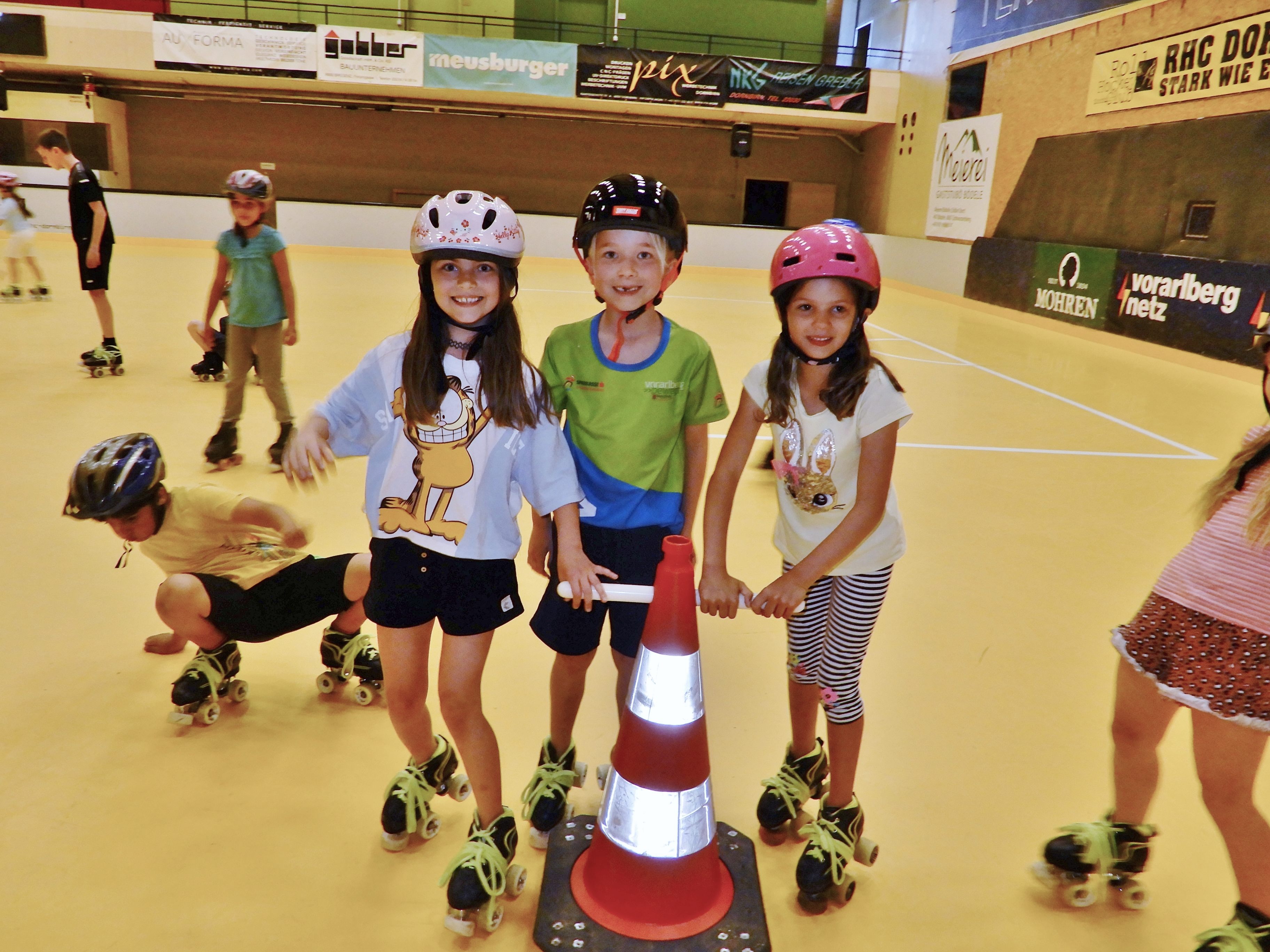 Die kleinen Rollhockey-Schnupperer hatten bei ihrer ersten Stunde eine Menge Spaß und bewiesen Talent. Die kleinen Rollhockey-Schnupperer hatten bei ihrer ersten Stunde eine Menge Spaß und bewiesen Talent.