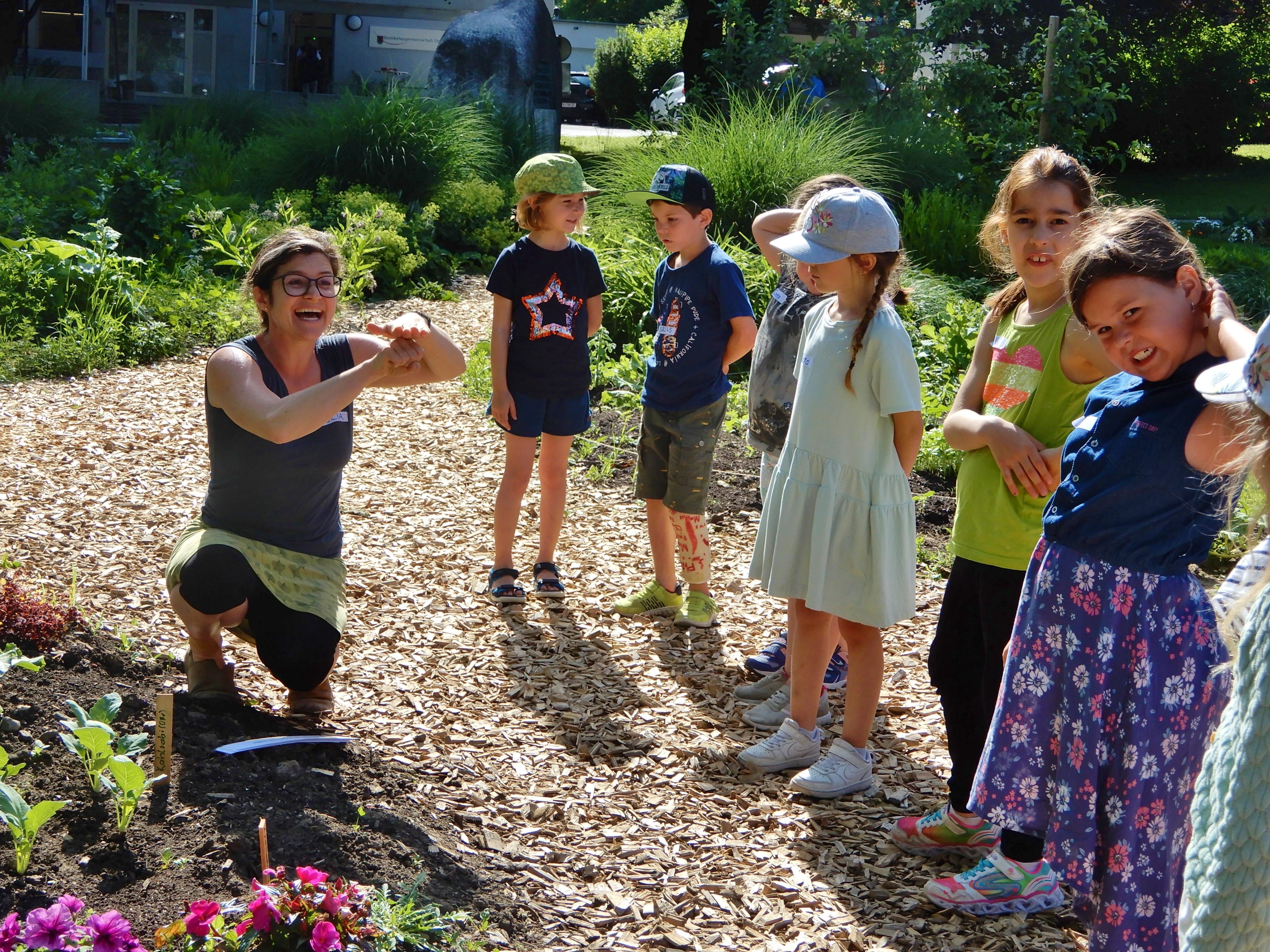 Lucia Rüdisser-Emerich begeisterte die Kinder mit ihren Ausführungen zur Gartenarbeit. Lucia Rüdisser-Emerich begeisterte die Kinder mit ihren Ausführungen zur Gartenarbeit.