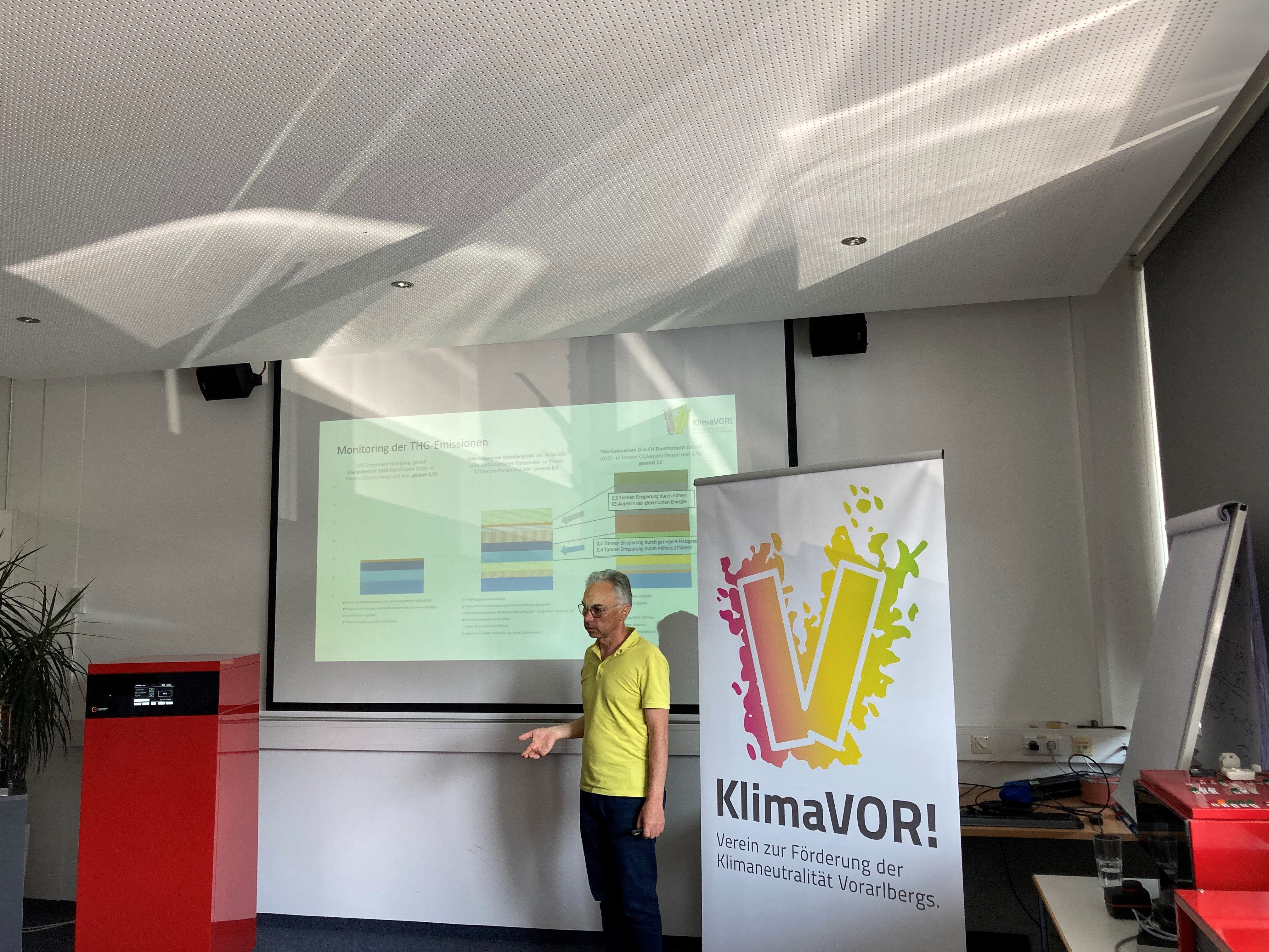 Christoph Drexel präsentierte den vom Verein KlimaVOR! berechneten CO2-Fußabdruck der Vorarlbergerinnen und Vorarlberger.