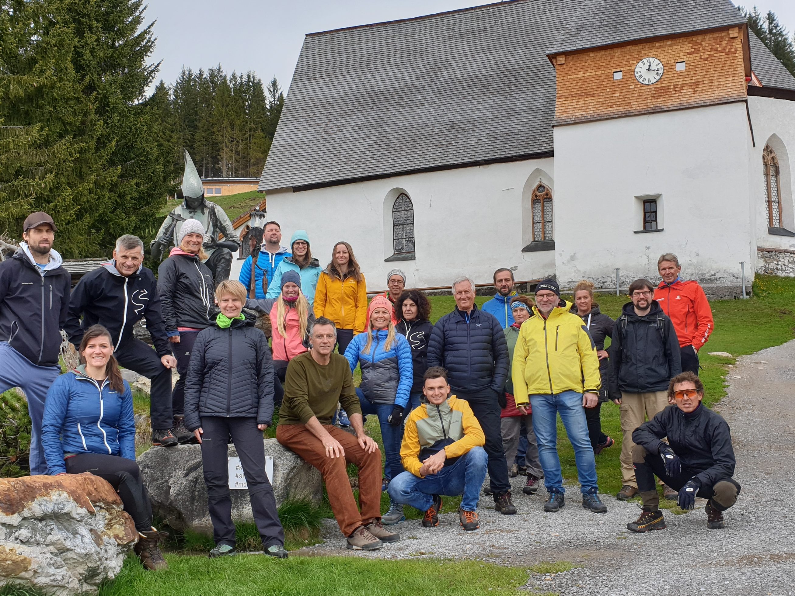 Die angehenden Wanderführer mit Leiter Hanno Dönz (Mitte) genießen den Kristberg und freuten sich auf die Praxis.