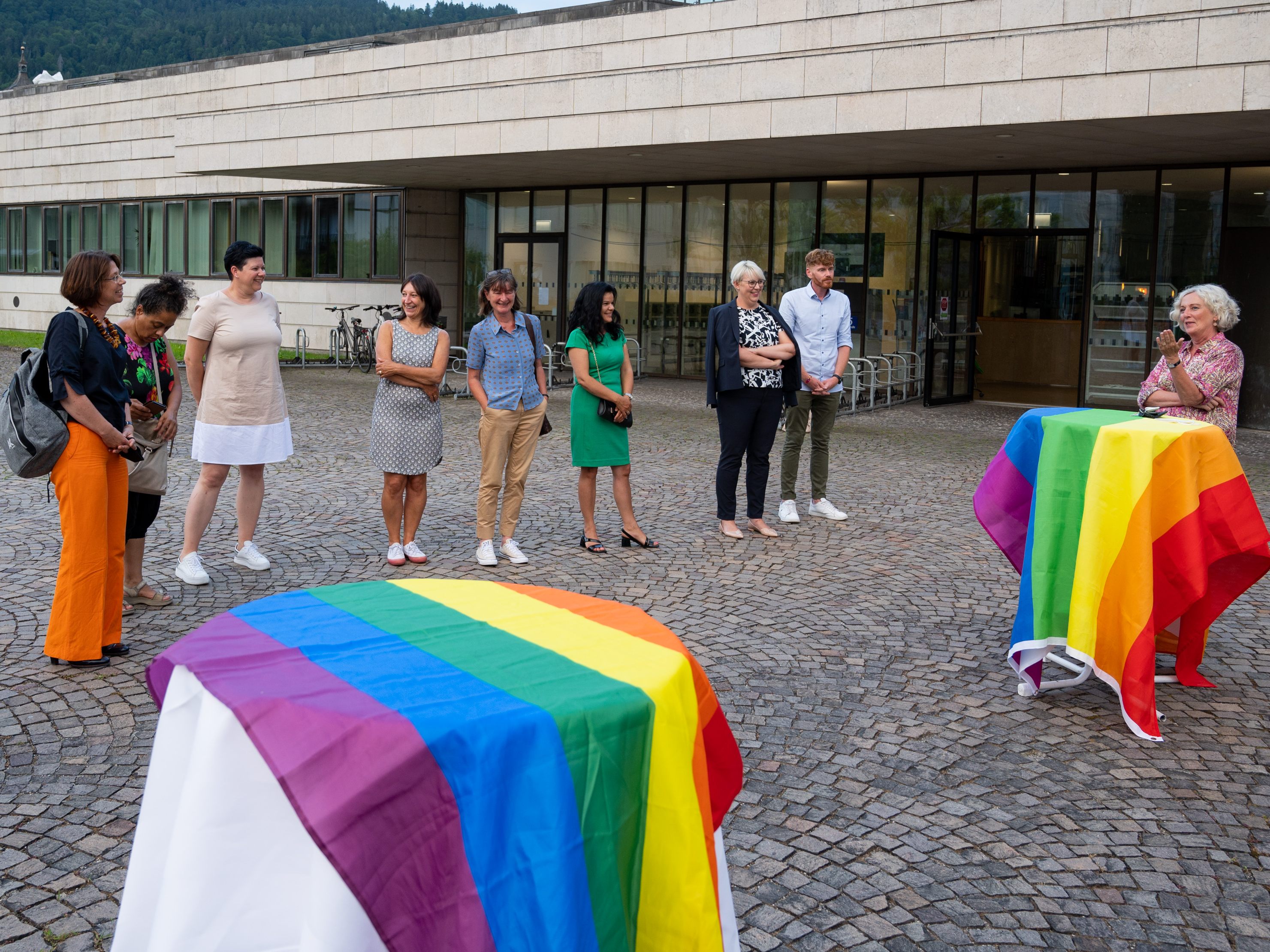 Landesrätin Wiesflecker und Vertreter:innen der LGBTIQ-Community eröffnen Pride Week. Landesrätin Wiesflecker und Vertreter:innen der LGBTIQ-Community eröffnen Pride Week.