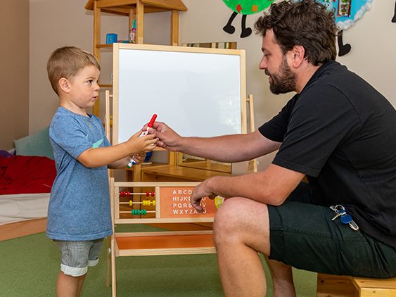 Spielend lernen Kinder wie der dreijährige Luis Marte-Miller bei den Feldkircher Wichtelkindern. Frühpädagoge Haris Besirevic leitet ihn an. Das ist was völlig anderes als „a kle Baschtla“.