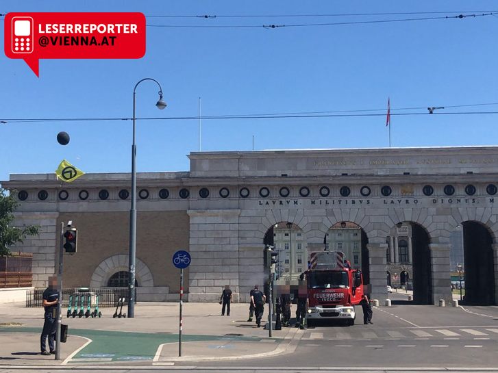 Das Identitären-Zeichen im Bild links über der Ampel.