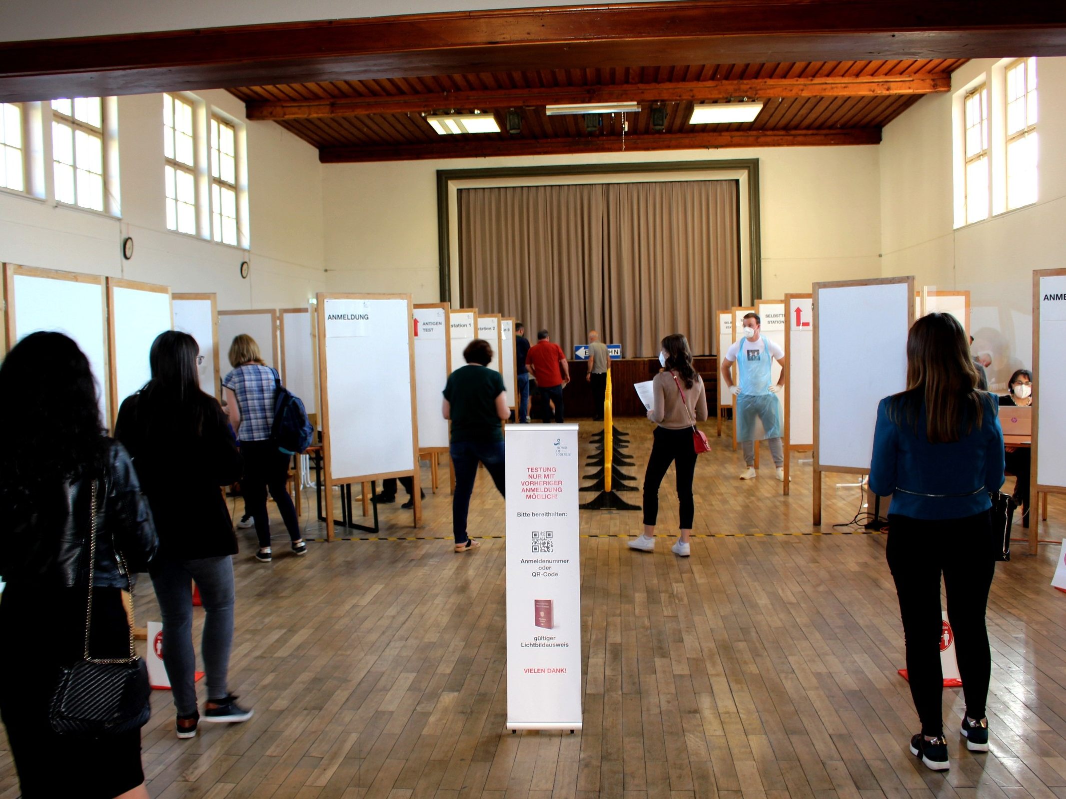 Willkommenes „Freitesten“ im Covid-19-Test-Zentrum in der Lochauer Festhalle: An jeweils drei Abenden wurde bisher über 17 Wochen mit einem Personalaufwand von rund zehn Mitarbeitern durchgehend getestet. Willkommenes „Freitesten“ im Covid-19-Test-Zentrum in der Lochauer Festhalle: An jeweils drei Abenden wurde bisher über 17 Wochen mit einem Personalaufwand von rund zehn Mitarbeitern durchgehend getestet.