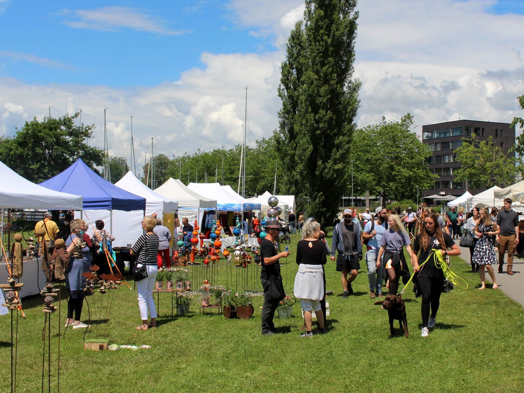 Repräsentatives Kunsthandwerk im traumhaften Ambiente, das erwartet die Besucher beim „10. Kunstmarkt“ hier am Lochauer Kaiserstrand. Repräsentatives Kunsthandwerk im traumhaften Ambiente, das erwartet die Besucher beim „10. Kunstmarkt“ hier am Lochauer Kaiserstrand.