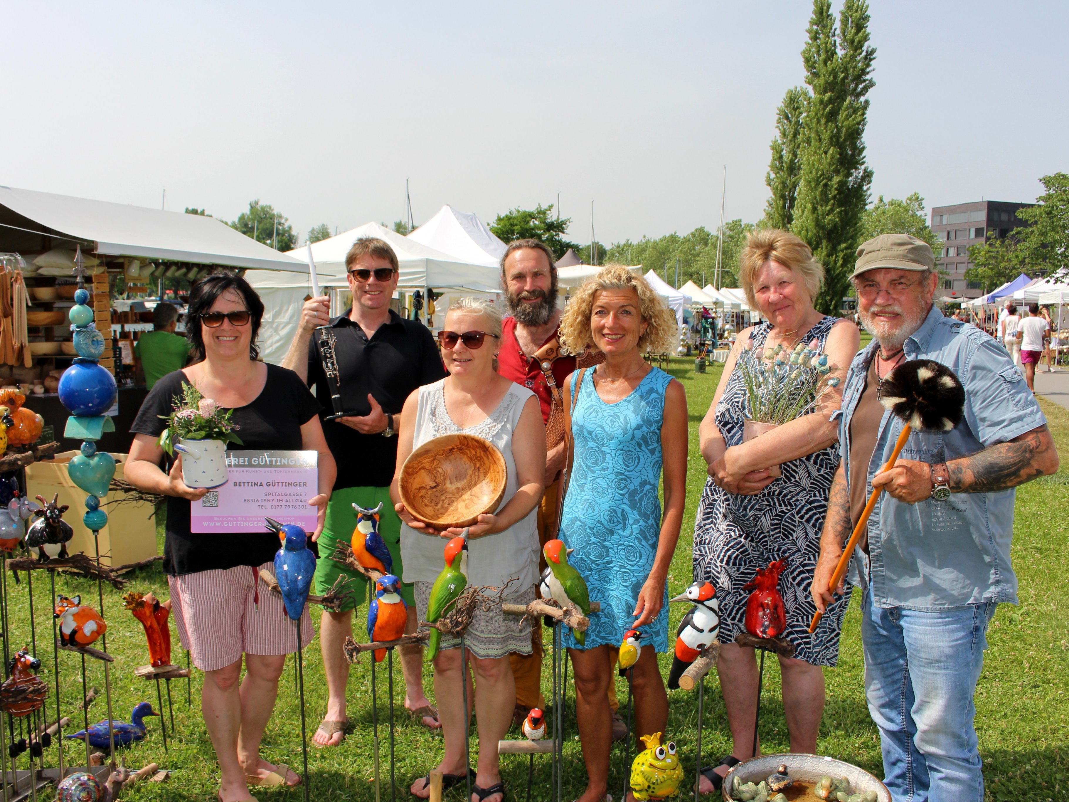 Zusammen mit langjährigen „Marktständlern“ freute sich Bettina Güttinger (links im Bild) von der Töpferei B. Güttinger aus Isny über einen erfolgreichen Kunstmarkt im besonderen Ambiente am Lochauer Kaiserstrand. Zusammen mit langjährigen „Marktständlern“ freute sich Bettina Güttinger (links im Bild) von der Töpferei B. Güttinger aus Isny über einen erfolgreichen Kunstmarkt im besonderen Ambiente am Lochauer Kaiserstrand.