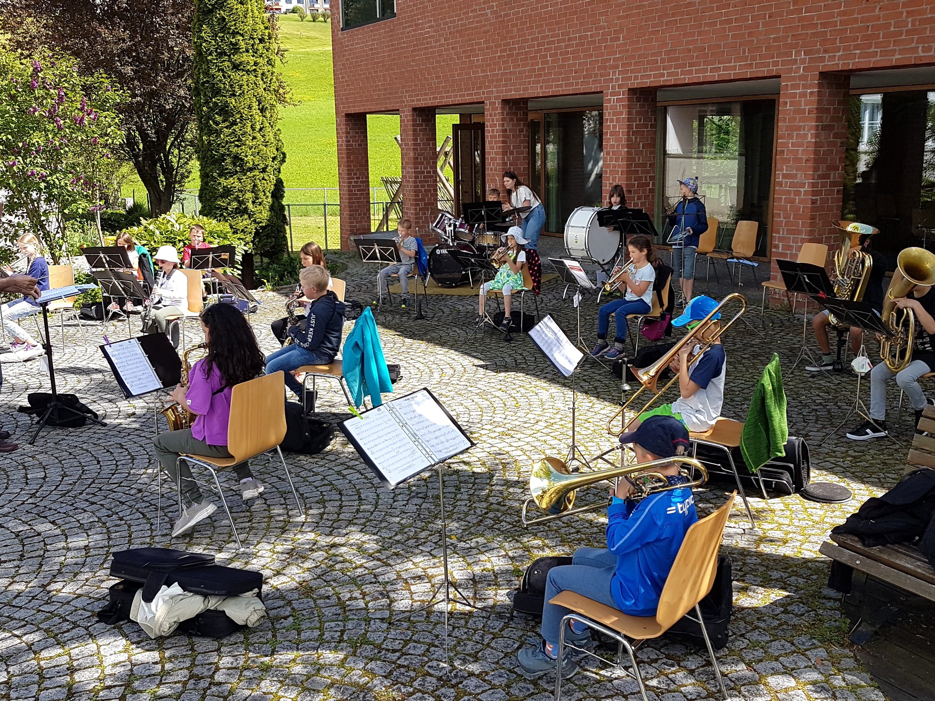 Unter Einhaltung der gültigen Corona-Regeln konnten die rund 50 Jungmusikanten des Musikvereines Lochau – RASSELBANDE und JUNGMUSIK – ihre musikalische Tätigkeit mit einer „Probe im Freien“ wieder aufnehmen. Unter Einhaltung der gültigen Corona-Regeln konnten die rund 50 Jungmusikanten des Musikvereines Lochau – RASSELBANDE und JUNGMUSIK – ihre musikalische Tätigkeit mit einer „Probe im Freien“ wieder aufnehmen.