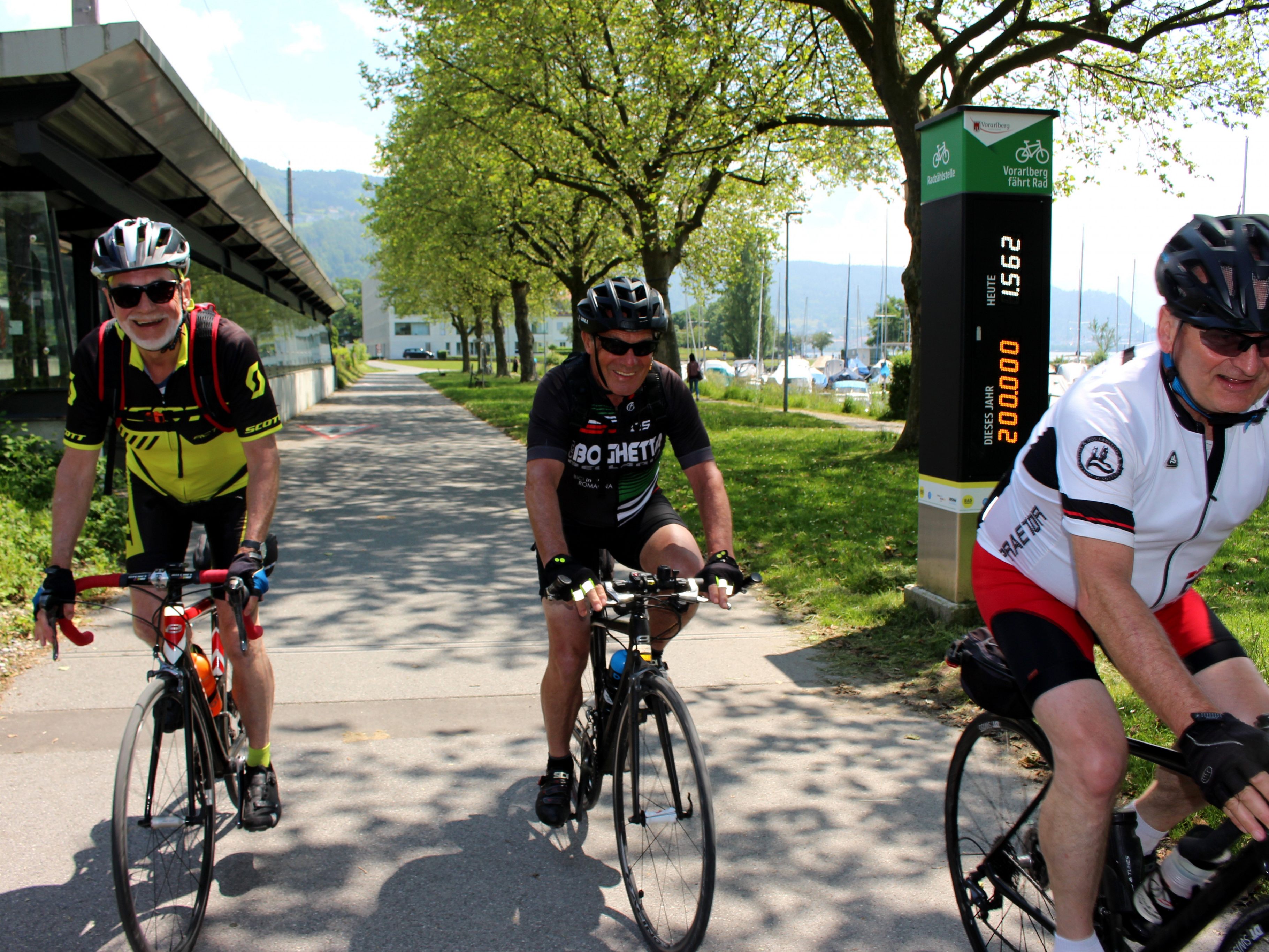 Die neue Radzählstelle mit Radbarometer am Bodensee-Radweg im Bereich der Lochauer Hafenanlage zählt und zählt. Und bereits am 10. Juni um 14 Uhr wurde die Schallmauer von 200.000 Durchfahrten durchbrochen. Die neue Radzählstelle mit Radbarometer am Bodensee-Radweg im Bereich der Lochauer Hafenanlage zählt und zählt. Und bereits am 10. Juni um 14 Uhr wurde die Schallmauer von 200.000 Durchfahrten durchbrochen.