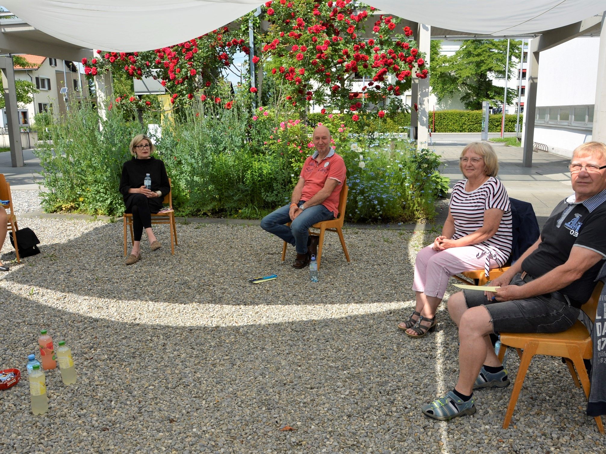 Philosophische Gespräche im Rosengarten.