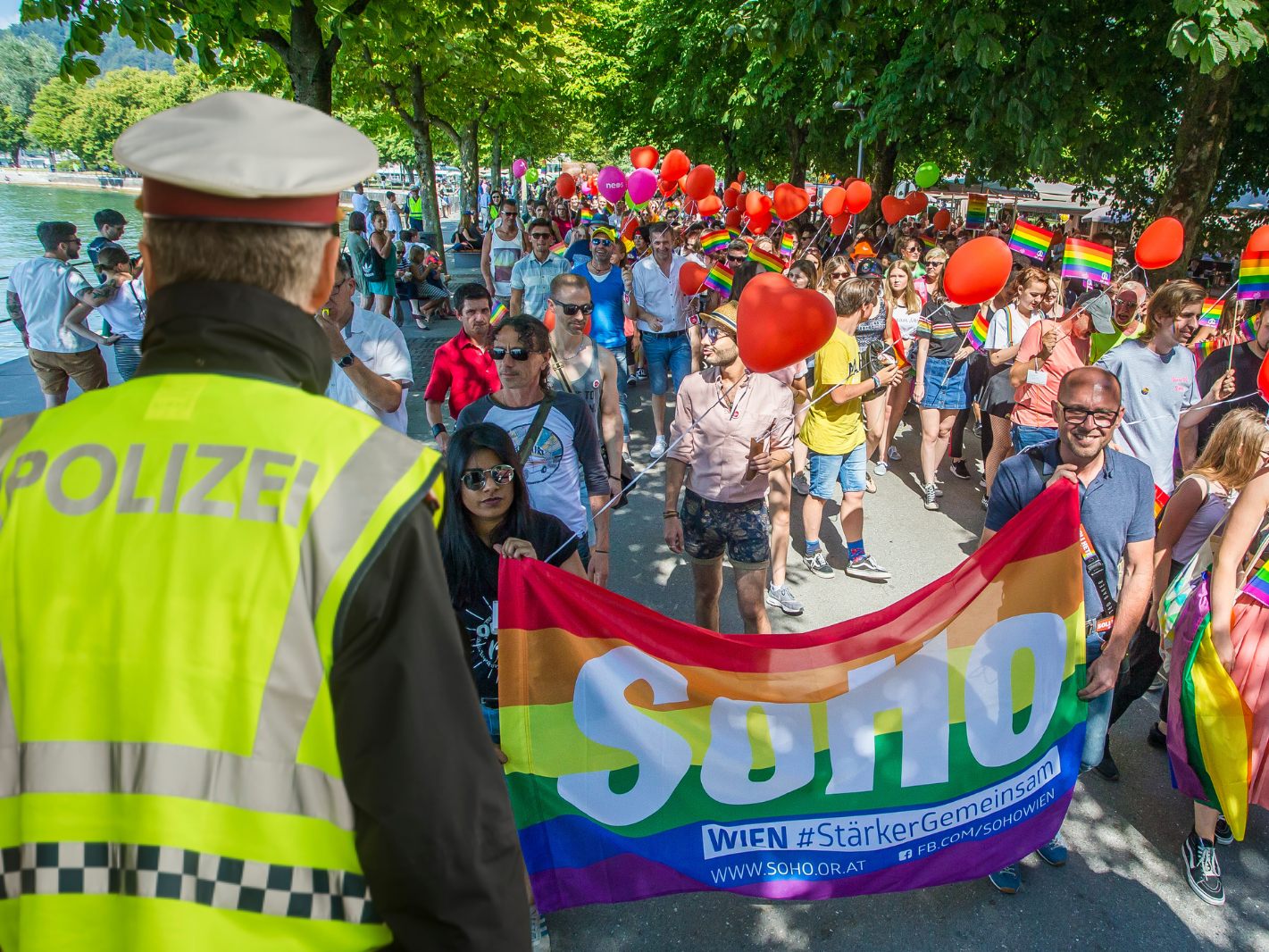 Am Samstag schoss ein Jugendlicher während der Pride Parade mit einer Pistole in die Luft. Am Samstag schoss ein Jugendlicher während der Pride Parade mit einer Pistole in die Luft.