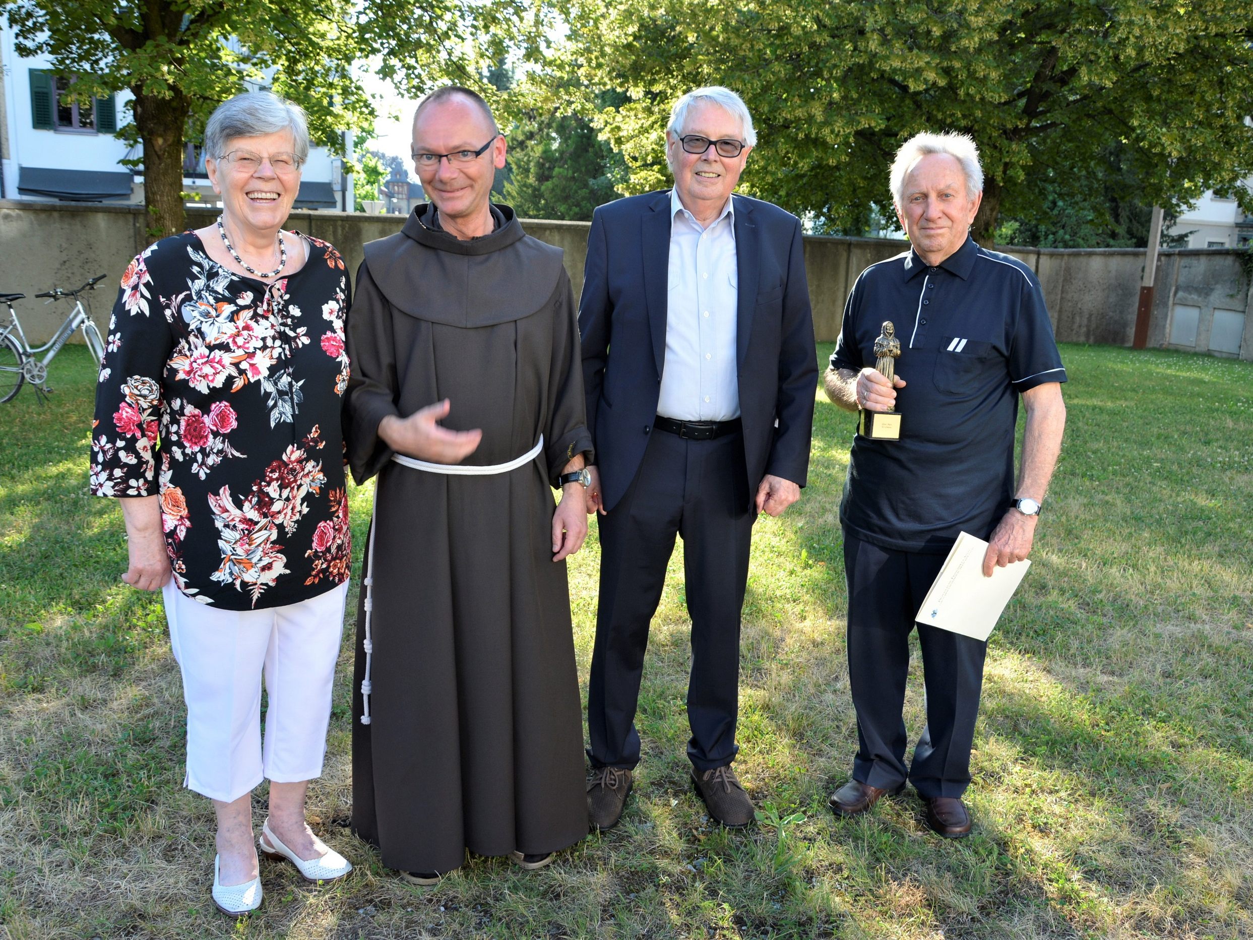 Guardian Pater Maxentius mit Waltraud Zech, Klostervater Elmar Mayer und Armin Gstir, die für ihre wertvollen Dienste ausgezeichnet wurden. Guardian Pater Maxentius mit Waltraud Zech, Klostervater Elmar Mayer und Armin Gstir, die für ihre wertvollen Dienste ausgezeichnet wurden.