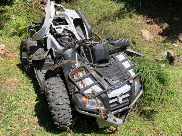 Das Quad wurde bei dem Absturz schwer beschädigt. Das Quad wurde bei dem Absturz schwer beschädigt.