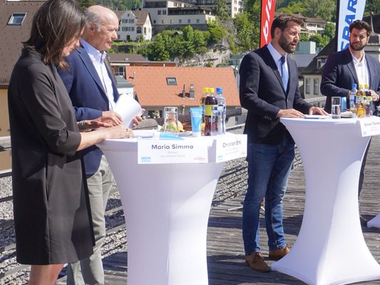 Maria Simma (Verein locart), Christian Ertl (Sparkasse Bludenz), Simon Tschann (Bürgermeister), Cenk Dogan (Kulturstadtrat) und Stefan Kirisits (Kulturamtsleiter) beim Pressegespräch auf der Panoramaterrasse der Sparkasse Bludenz. Maria Simma (Verein locart), Christian Ertl (Sparkasse Bludenz), Simon Tschann (Bürgermeister), Cenk Dogan (Kulturstadtrat) und Stefan Kirisits (Kulturamtsleiter) beim Pressegespräch auf der Panoramaterrasse der Sparkasse Bludenz.