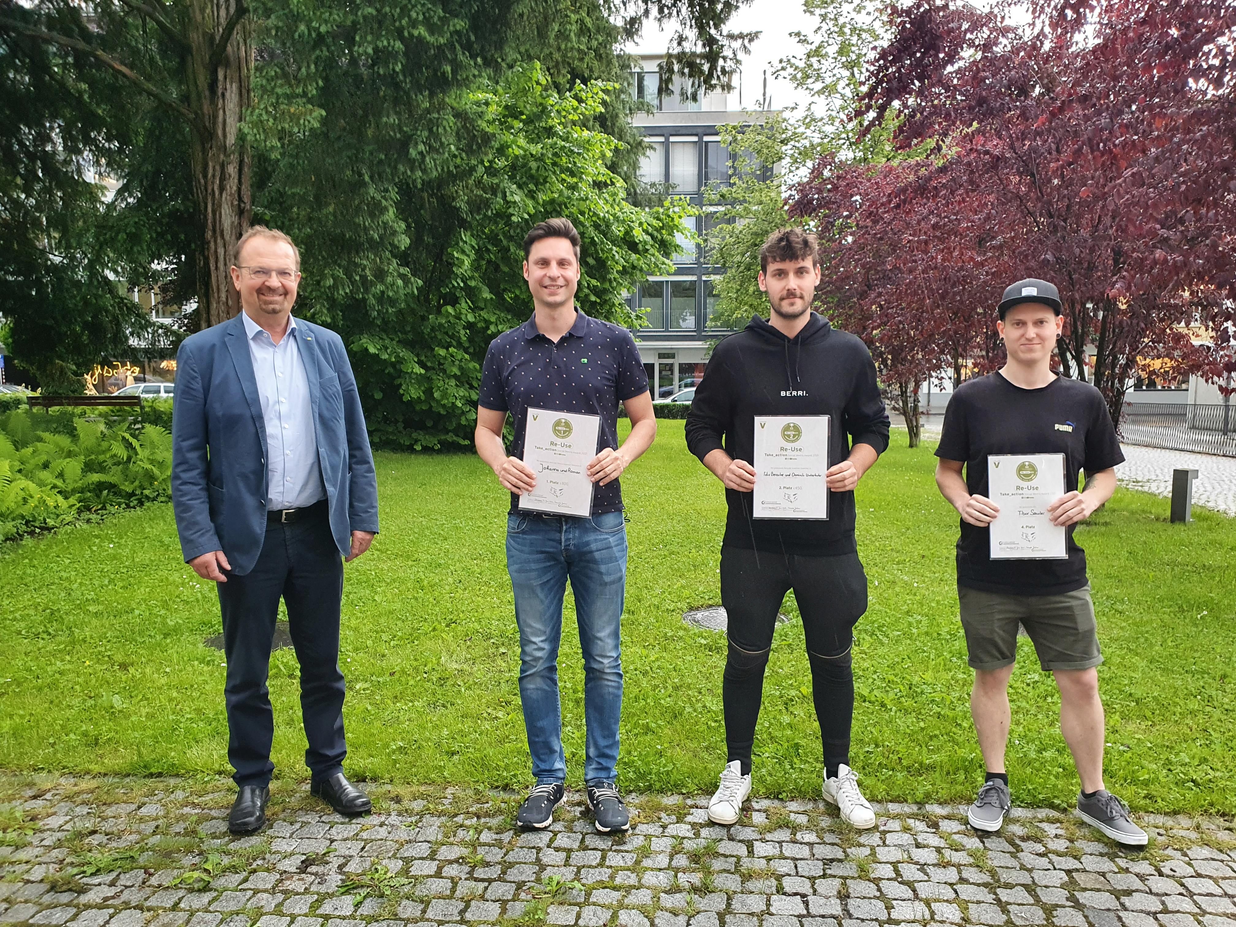 Die anwesenden Teilnehmer hatten sichtlich Freude an ihren Preisen. (im Bild von links: Bgm. Rainer Siegele, Roman Neugebauer (1. Platz), Felix Bereuter (2. Platz), Tibor Sauter (Platz 4)).