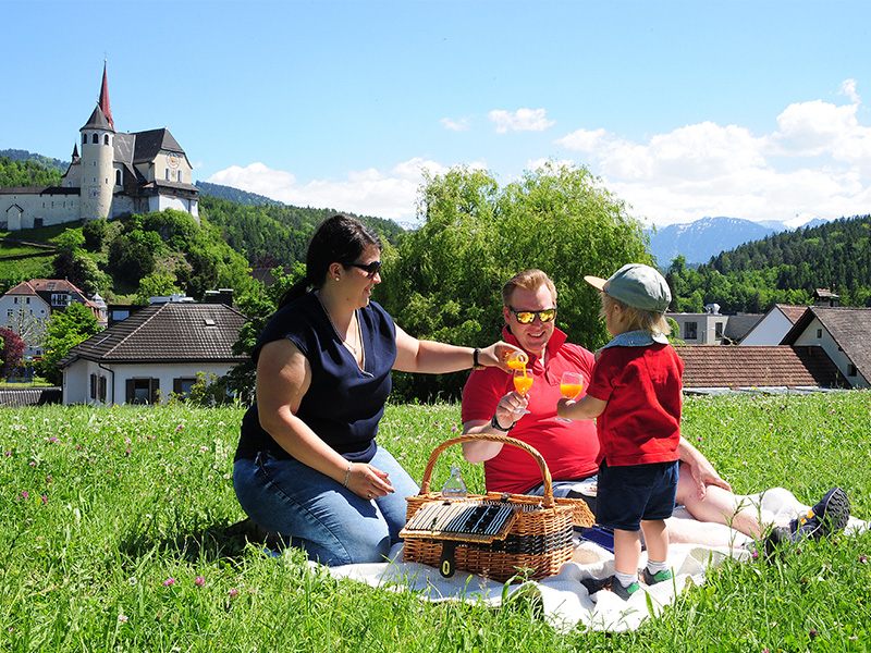 Familie mit Kind beim Picknick