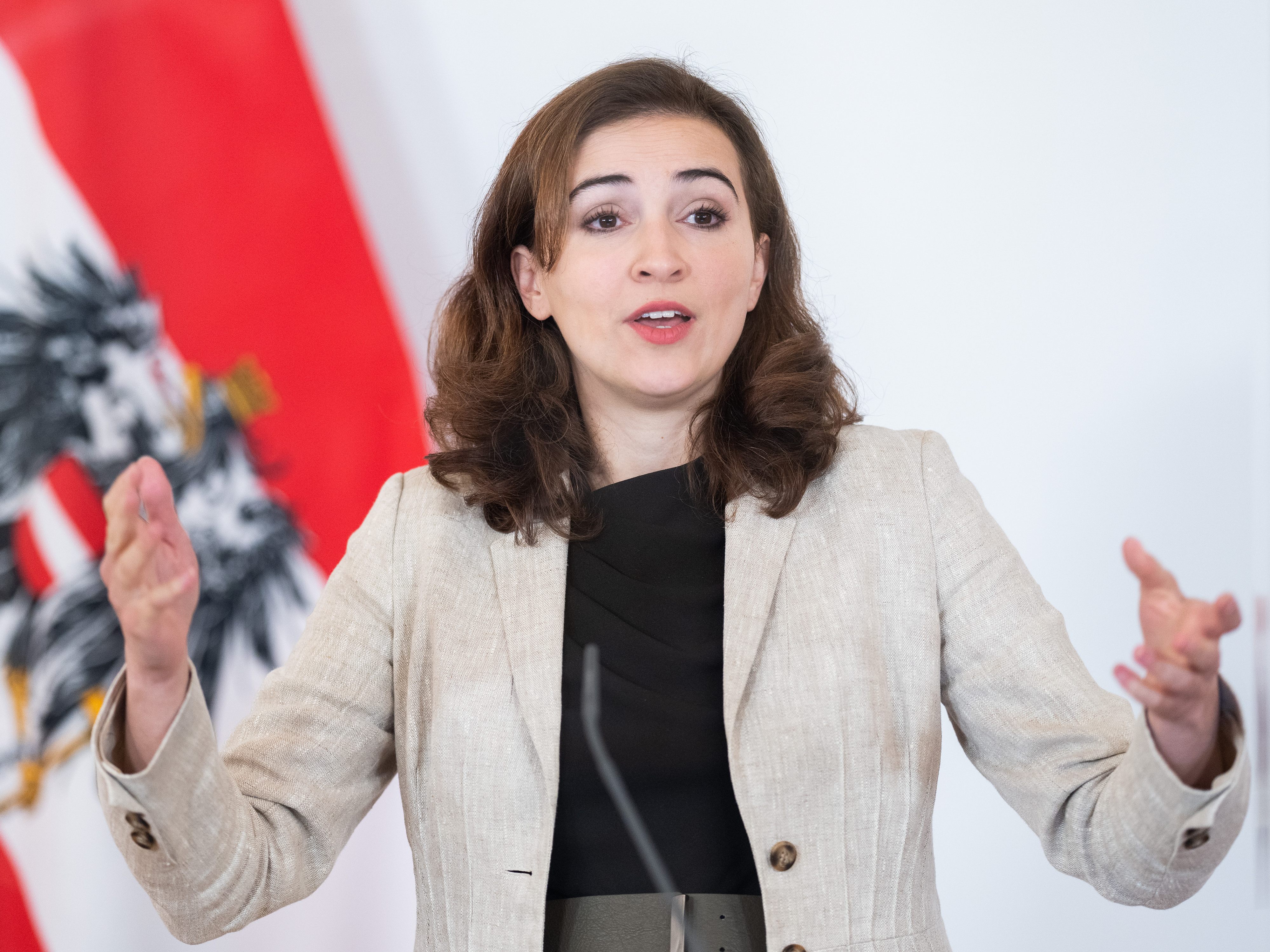 Zadic feiert den Pride Month