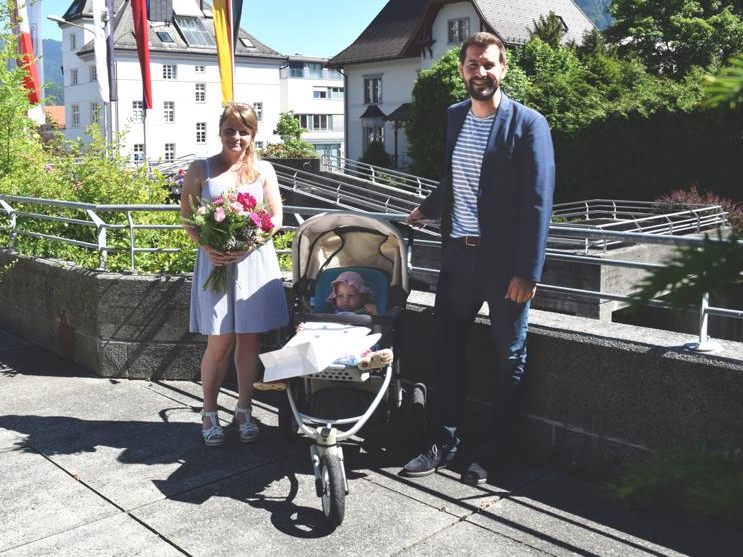 Bürgermeister Simon Tschann durfte Evelyn Sutterlüty und die kleine Seraphina als neueste Bewohnerinnen der Alpenstadt begrüßen.