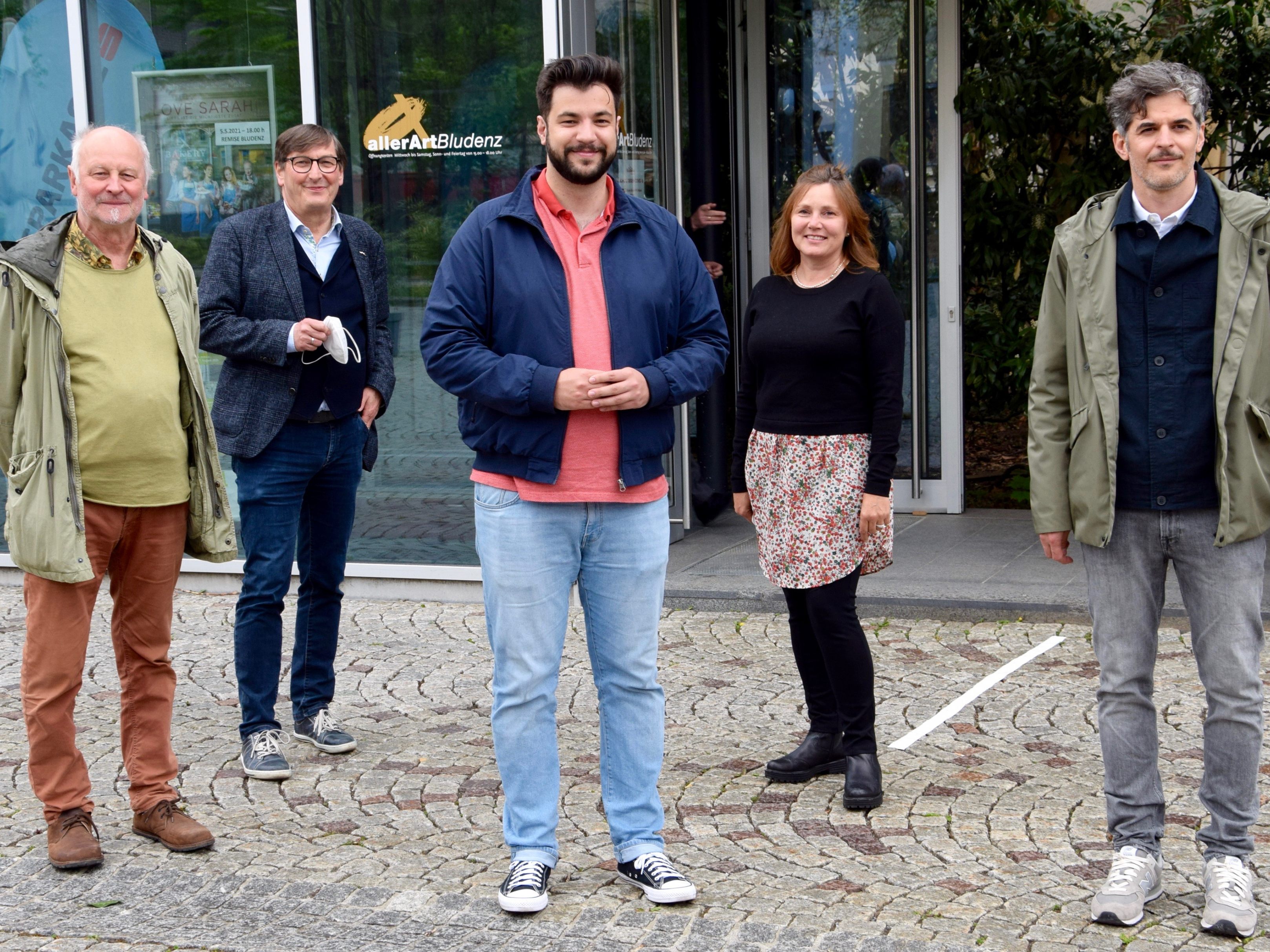 Von links: Kurator Manfred Egender, allerArt-Obmann Wolfgang Maurer, Kulturstadtrat Cenk Dogan, Andrea Bickel (Künstlerisches Betriebsbüro allerArt Bludenz) und Künstler Drago Persic. Von links: Kurator Manfred Egender, allerArt-Obmann Wolfgang Maurer, Kulturstadtrat Cenk Dogan, Andrea Bickel (Künstlerisches Betriebsbüro allerArt Bludenz) und Künstler Drago Persic.