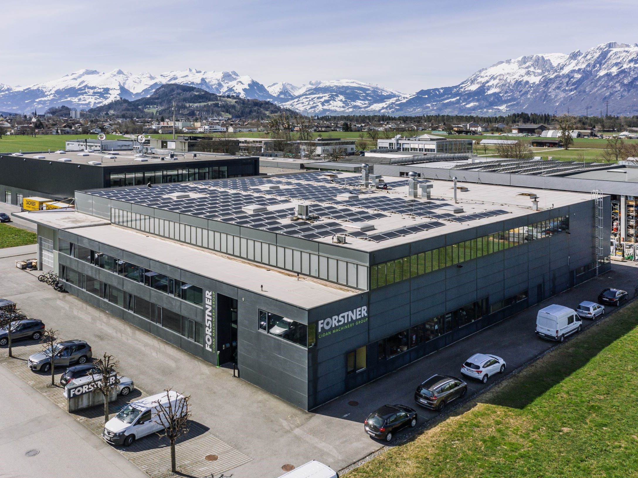 Eine 200 kWp Photovoltaikanlage wurde auf dem Dach der Industrieliegenschaft „R1“ installiert. Eine 200 kWp Photovoltaikanlage wurde auf dem Dach der Industrieliegenschaft „R1“ installiert.