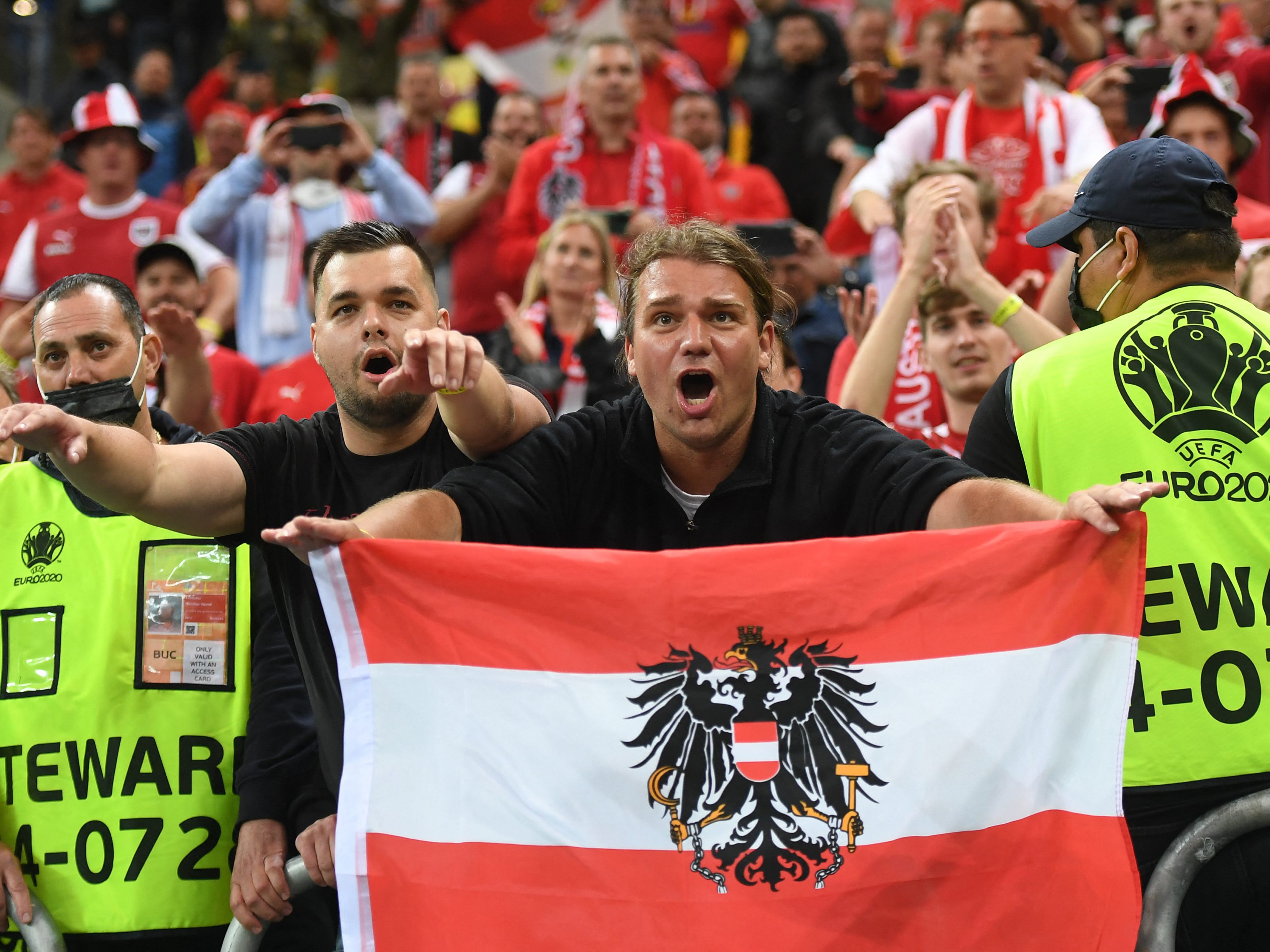 Immerhin einige Fans dürfen im Stadion live dabei sein.