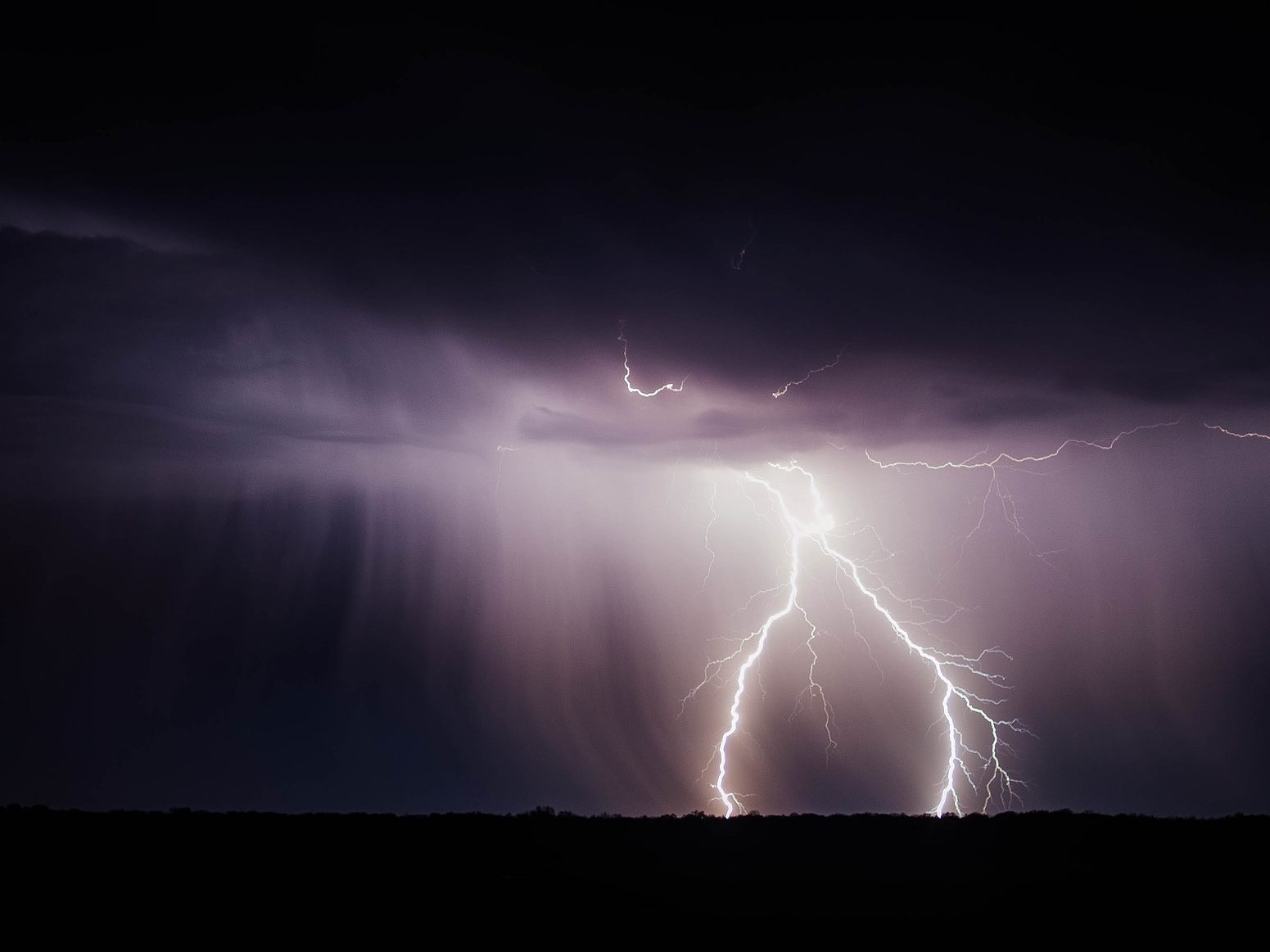 Die ersten Sommergewitter ziehen auf. Die ersten Sommergewitter ziehen auf.