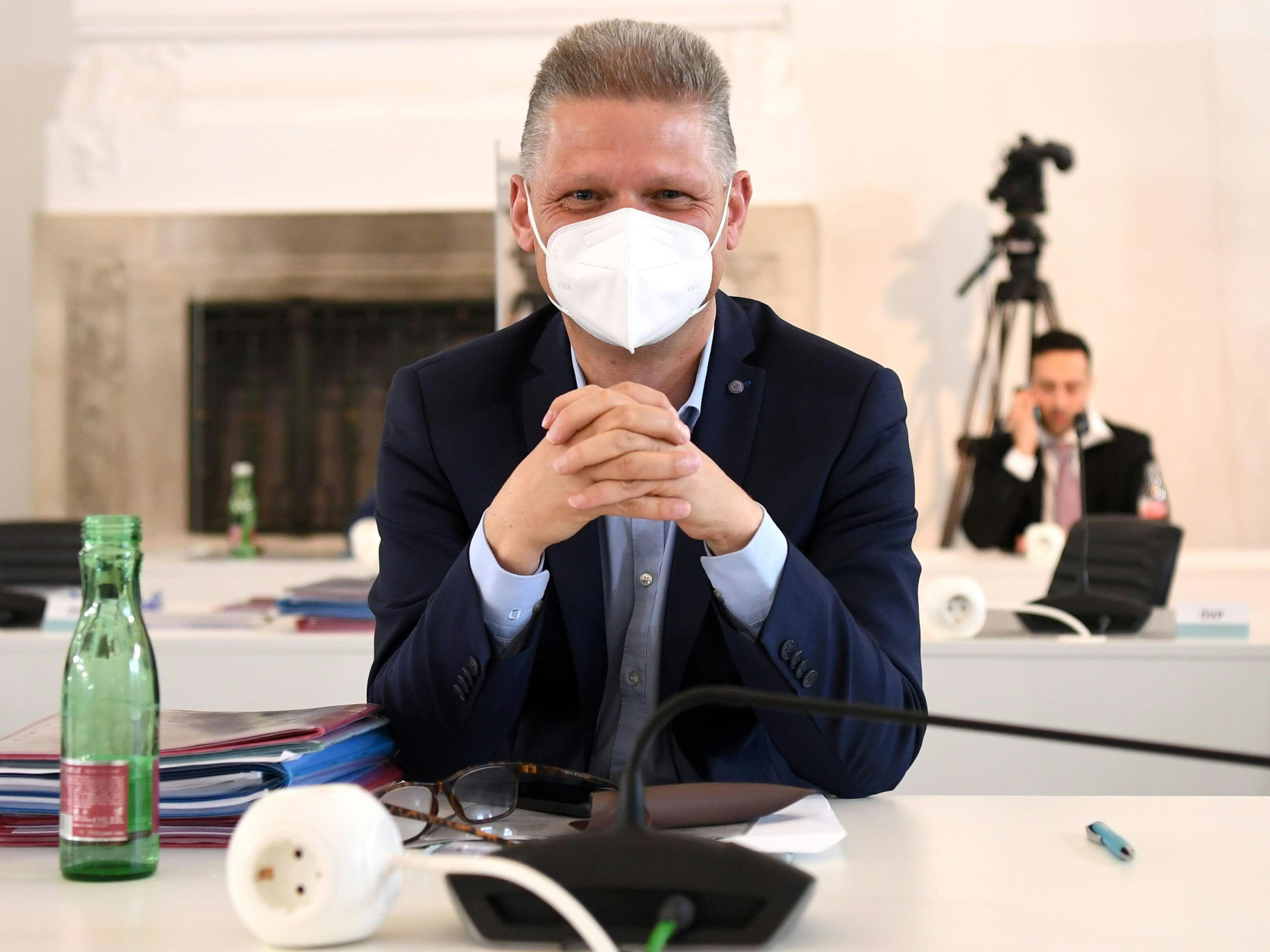 Hanger hat die NEOS im Visier.